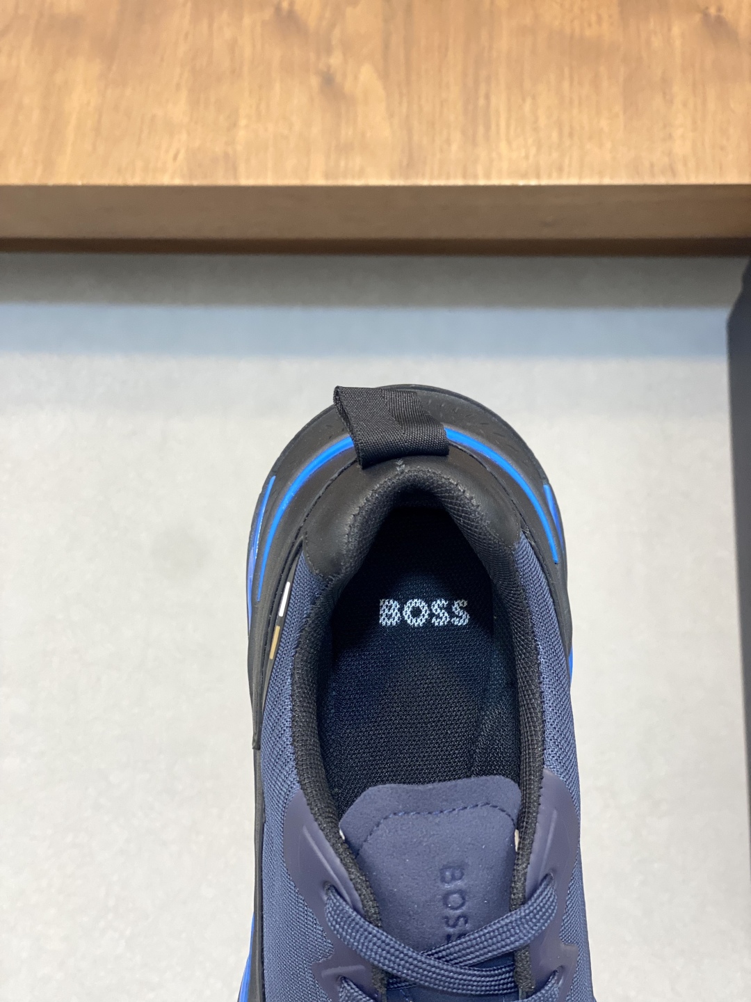 BOSS LOGO PRINTED KNIT SPORTS SHOETEsta zapatilla está confeccionada en piel empalmada con tejido de