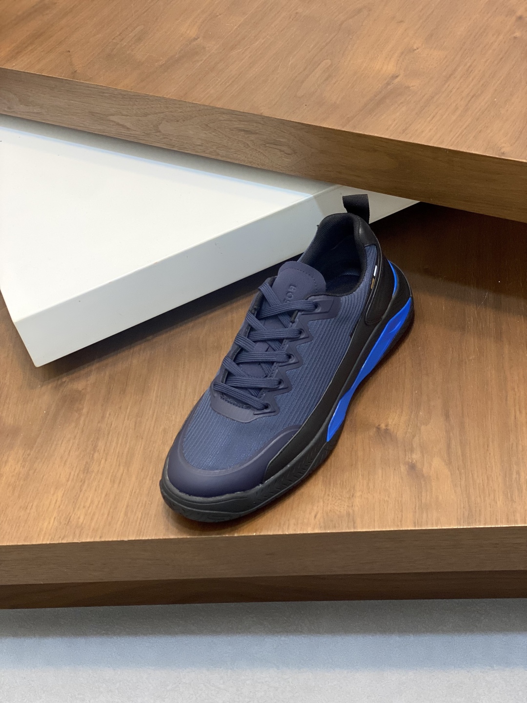 BOSS LOGO PRINTED KNIT SPORTS SHOETEsta zapatilla está confeccionada en piel empalmada con tejido de