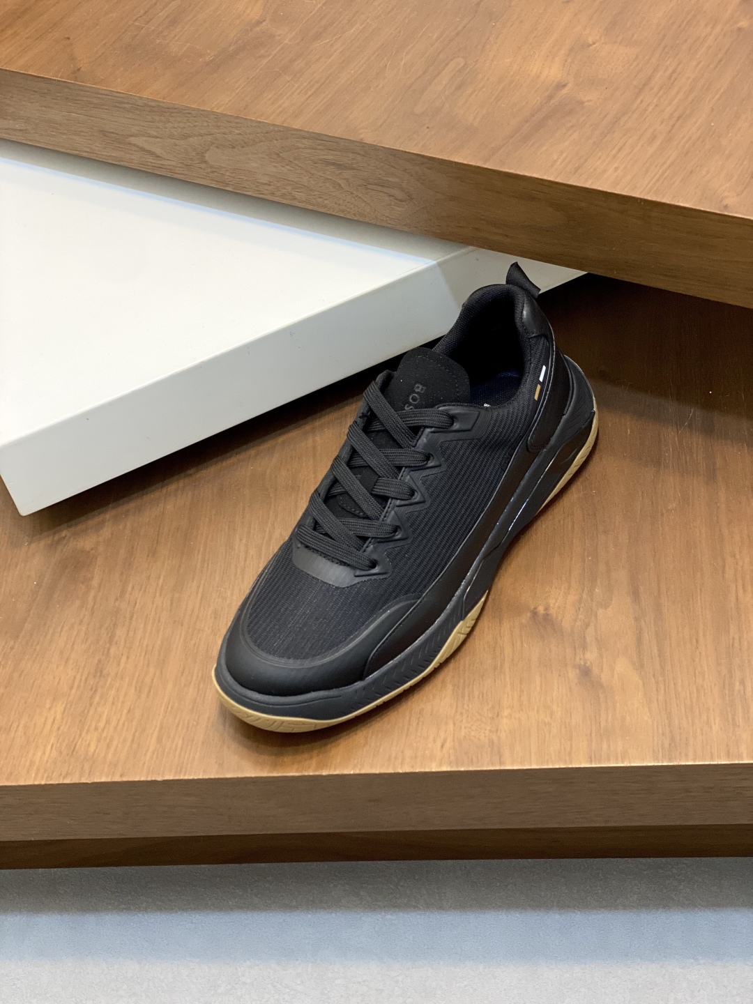 BOSS LOGO PRINTED KNIT SPORTS SHOETEsta zapatilla está confeccionada en piel empalmada con tejido de