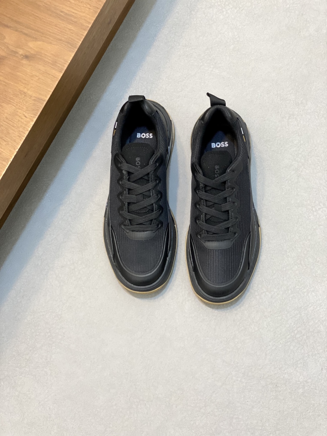 BOSS LOGO PRINTED KNIT SPORTS SHOETEsta zapatilla está confeccionada en piel empalmada con tejido de