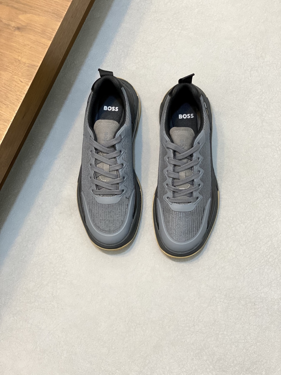 BOSS LOGO PRINTED KNIT SPORTS SHOETEsta zapatilla está confeccionada en piel empalmada con tejido de