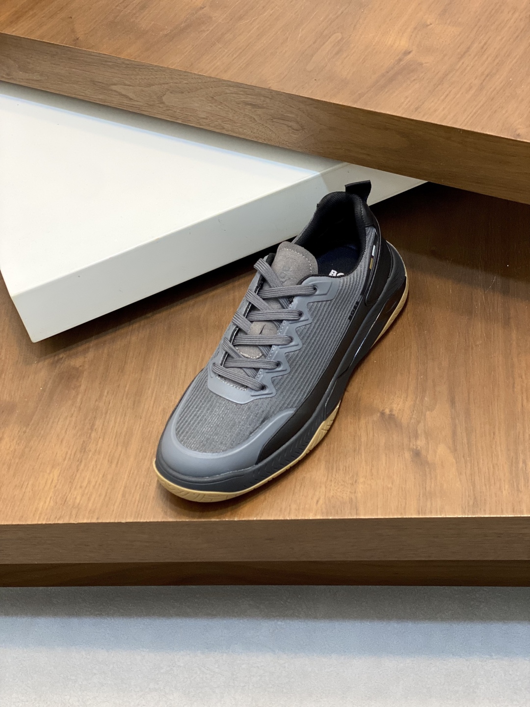 BOSS LOGO PRINTED KNIT SPORTS SHOETEsta zapatilla está confeccionada en piel empalmada con tejido de