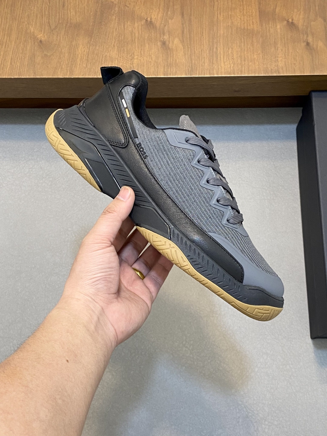 BOSS LOGO PRINTED KNIT SPORTS SHOETEsta zapatilla está confeccionada en piel empalmada con tejido de