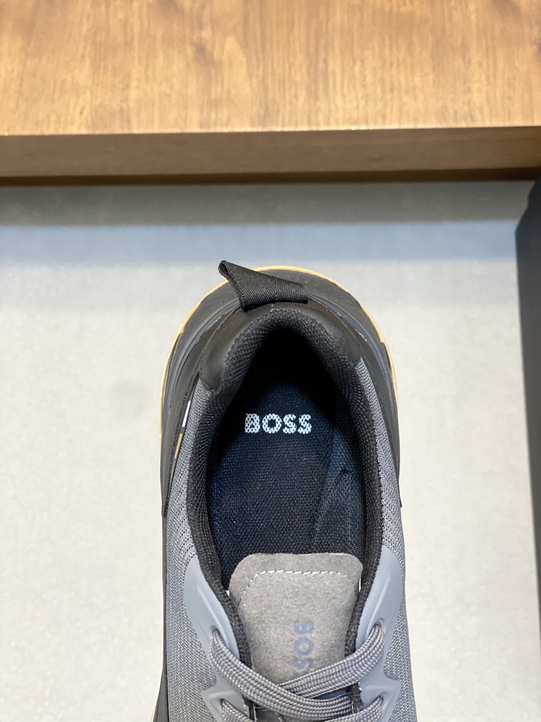 BOSS LOGO PRINTED KNIT SPORTS SHOETEsta zapatilla está confeccionada en piel empalmada con tejido de
