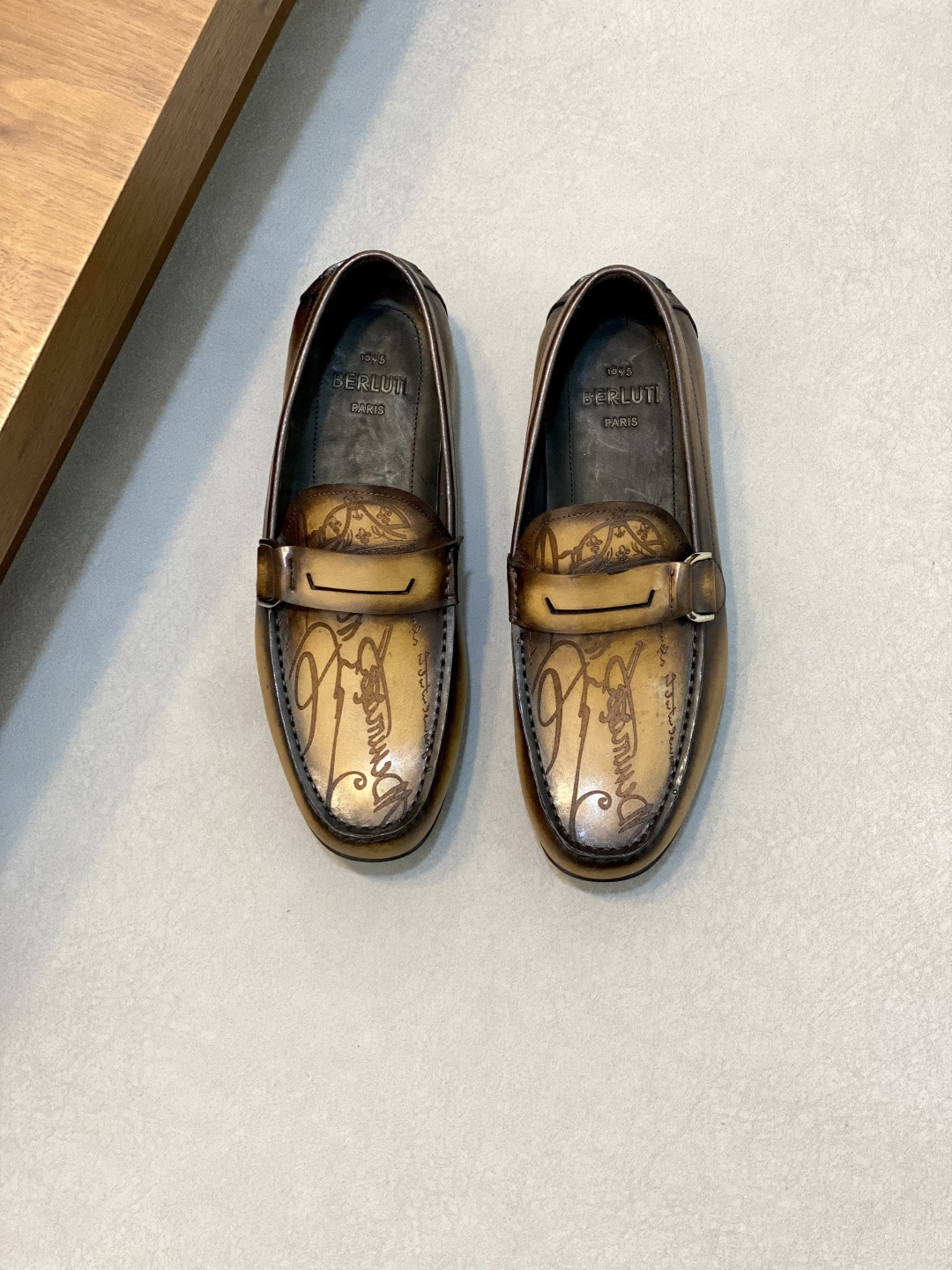 NO:223283,Berlui/Bruti Handmade fine men's leather shoes, imported Italian leather embryo, fetal cowhide, inner calfskin pure hand-made coloring process, delicate leather, translucent texture, non-market goods comparable, exquisite details, inner calfskin dyed. Size39-44, Berluti, cowhide19860909Berlui/布鲁缇 手工精品男士皮鞋 ,意大利进口皮胚 胎牛皮面 内里小牛皮 纯手工上色工艺 皮质细腻光泽透亮 质感非市场货可以比拟 细节精致 内里本染小牛皮. Size39-44,Berluti 布鲁提,cowhide,Men's shoes