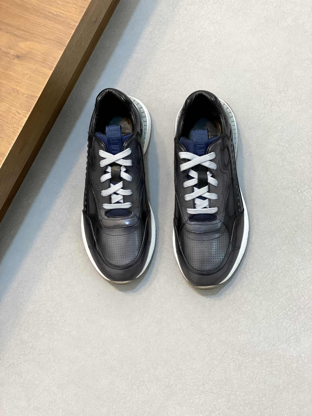 NO:222544,Berluti/Blue-raising men's casual sneakers, this sneaker is made of imported cowhide, hand-made color change, with stitching details on the sides, and the brand letter badge of the shoe tongue. Paired with the original two-color rubber sports sole, it shows the casual and sporty style. The inner foot pad of the fabric is comfortable and breathable, and comes with the original box packaging!  size39-44 (38.45 custom made), Berluti, sneakers, cowhide19860909Berluti/布鲁提高端男士休闲运动鞋,这款运动鞋采用进口牛皮,手工改色工艺制作,侧面饰有缝线细节,鞋舌品牌字母徽章.搭配原版双色橡胶运动鞋底,尽显休闲运动风范.织物内里垫脚,上脚舒适透气,配原盒包装！size39-44（38.45定做）,Berluti 布鲁提,sneakers,cowhide,Men's shoes