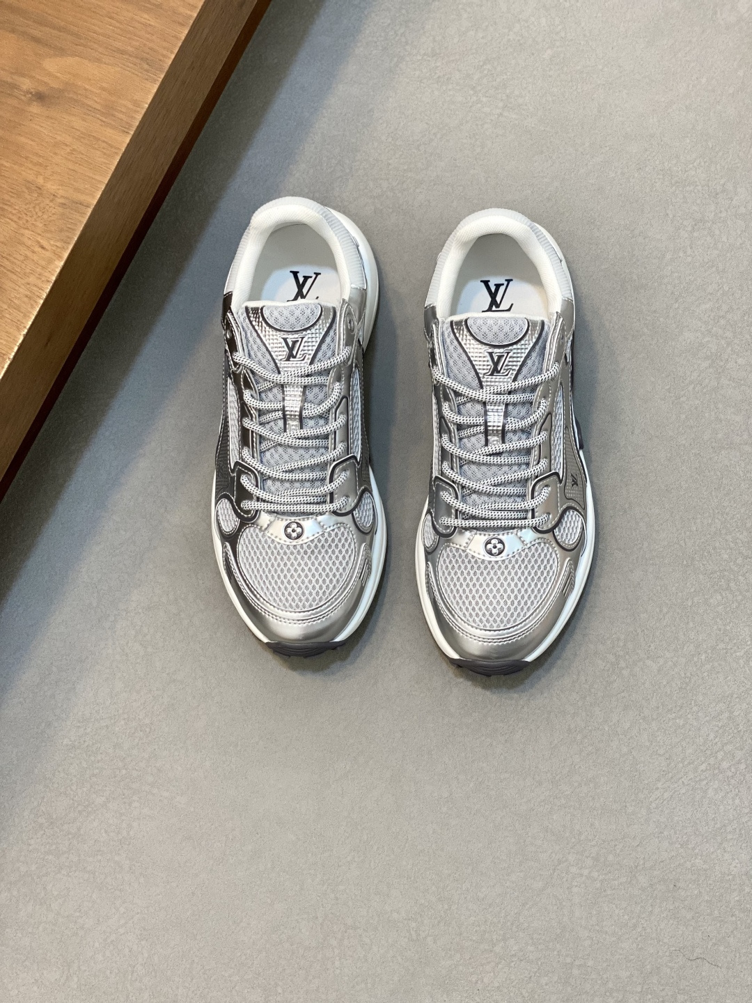 NO:279667,Top version LV-Louis Vuitton-[Couple Model] Classic Show New Model Original 11 Development Replica!  !  Very comfortable to put on the foot, luxurious materials, fine workmanship, midsole printed with English letters made in Europe, the upper is spliced ​​by calfskin imported from Italy, the side is decorated with brand LOGO logo and signature, the latest latex foot pad inner lining, the foot feels super comfortable. Original special supply of original two-color TPU combination sole. Packing process Goodyear stitching and locking edge Fabric: exclusive custom top layer cowhide Accessories: Exclusive private mold Vuitton logo, inner lining: Customized silky mesh - top layer silk cowhide inner lining Outsole: TPU combination sole wear-resistant, non-slip, yellow foot pad: new latex pad - mesh sweat-absorbing counter technology: full computer needle car pull wire toe back cover hot and cold set Full set of pull-up sleeve mid-low logo pattern Counter packaging - shoelace certificate card instruction manual Certificate of conformity Dust bag The most complete packaging of the entire network  Number of codes 35-45 (45 custom made without return or exchange), louis vuitton,louis vuitton,cowhide19860909顶级版本 LV-路易威登-【情侣款】经典走秀新款 原版11开发复刻！！上脚非常舒适 奢侈用料,做工精细,中底印有欧洲制造英文字母 鞋面由意大利进口小牛皮拼接,侧边饰有品牌LOGO标志及签名,最新乳胶垫脚网布内里,脚感超舒适.原厂特供原版双色TPU组合大底.套包工艺 固特异缝合锁边 面料:独家定制头层牛皮 配件:独家私模Vuitton 标识, 内里:定制丝滑网里-头层丝绸牛皮内里 大底:TPU组合大底耐磨防滑防黄 垫脚:新款乳胶垫-网纱吸汗 专柜工艺:全电脑针车拉线 鞋头 后套 冷热定型 全套拉帮套楦中低logo花纹 专柜包装 -鞋带 证书 卡片 说明书 合格证 防尘袋 全网最齐包装 码数35-45（45订做不退换）,,louis vuitton,louis vuitton,cowhide,Men's shoes