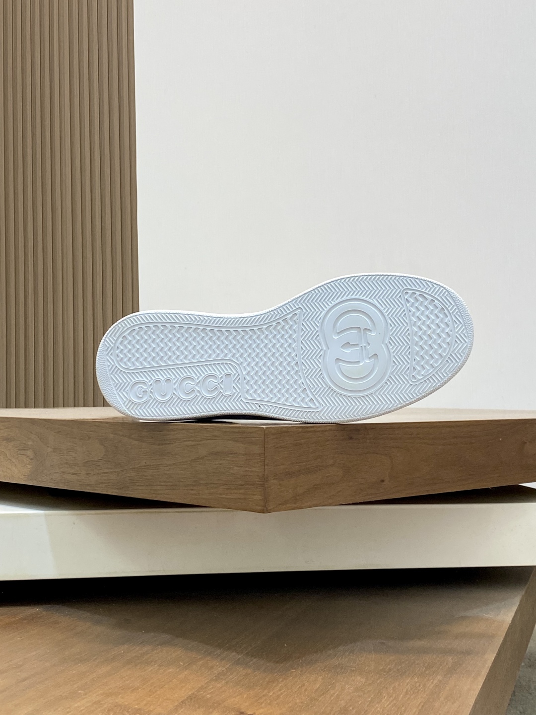 Gucci White Leather Sneakers with Embroidered Brand Logo and Perforated Toe 10 cmp i1745253847273 5021 0 8