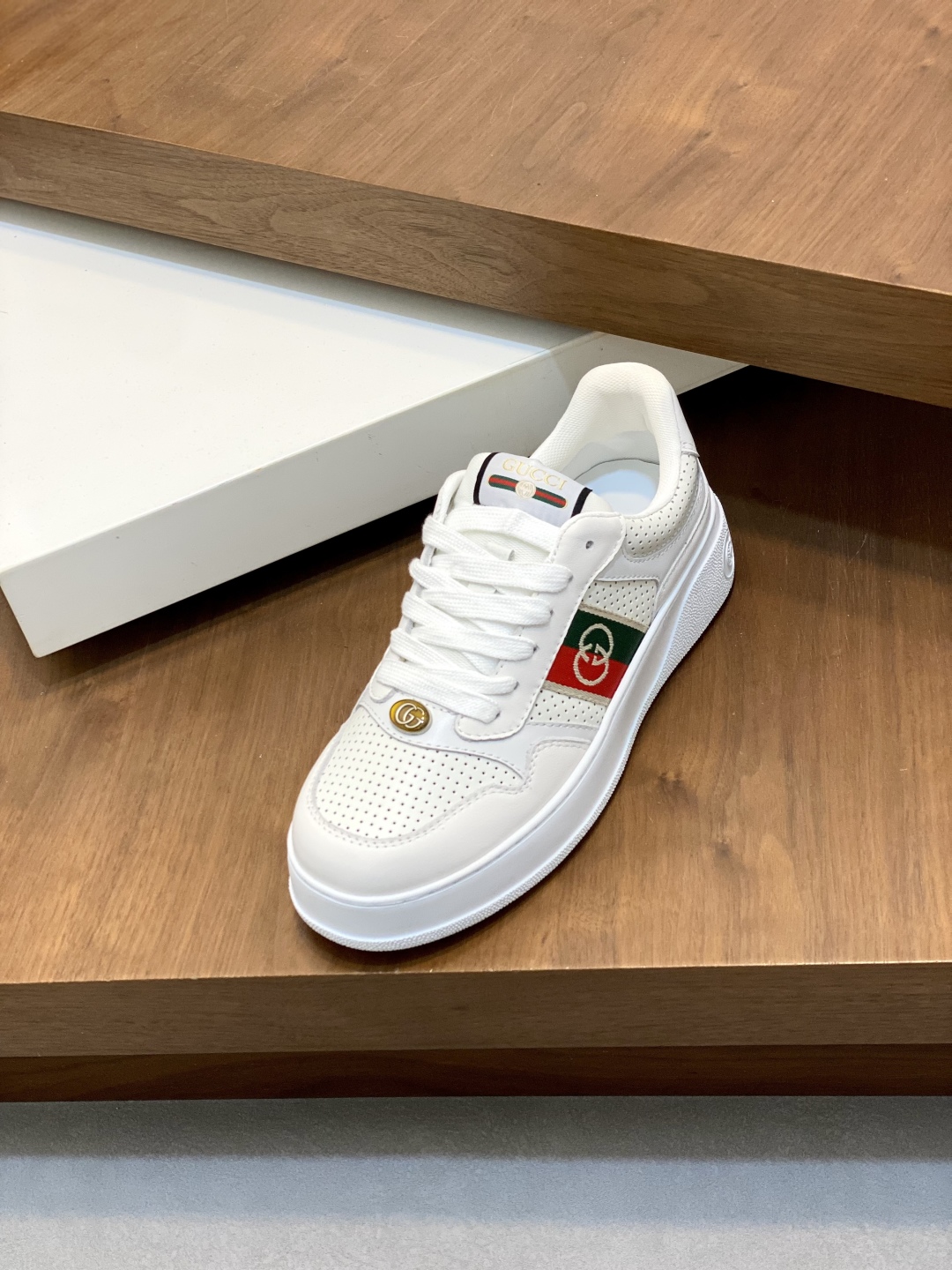 Gucci White Leather Sneakers with Embroidered Brand Logo and Perforated Toe 7 cmp i1745253847305 7437 0 5