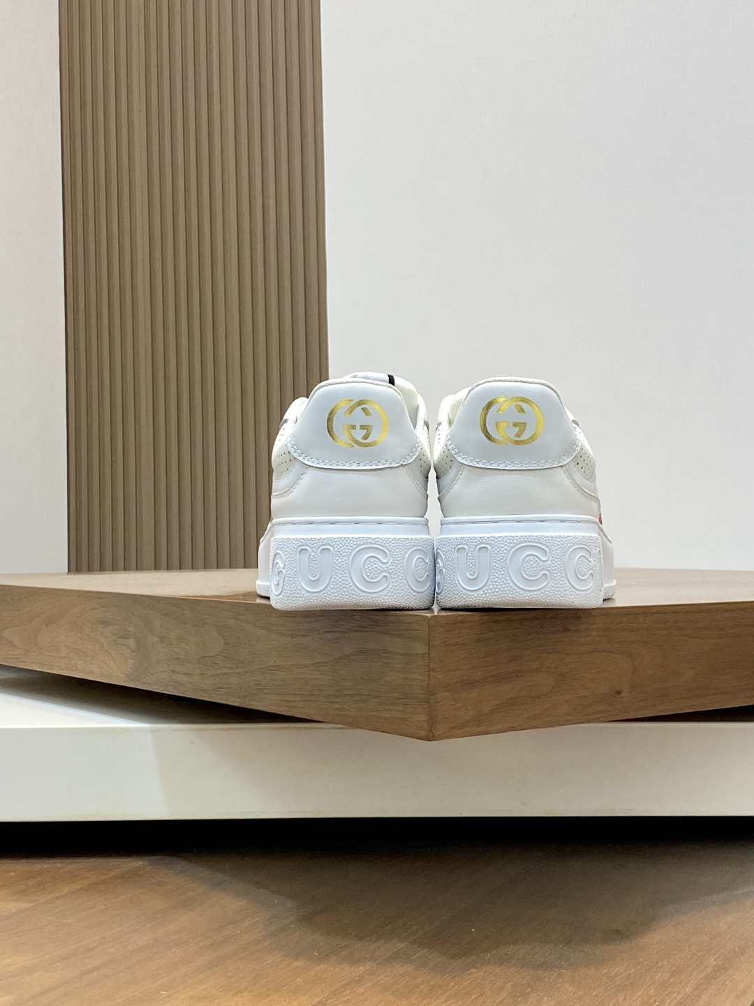 Gucci White Leather Sneakers with Embroidered Brand Logo and Perforated Toe 9 cmp i1745253847313 8085 0 7