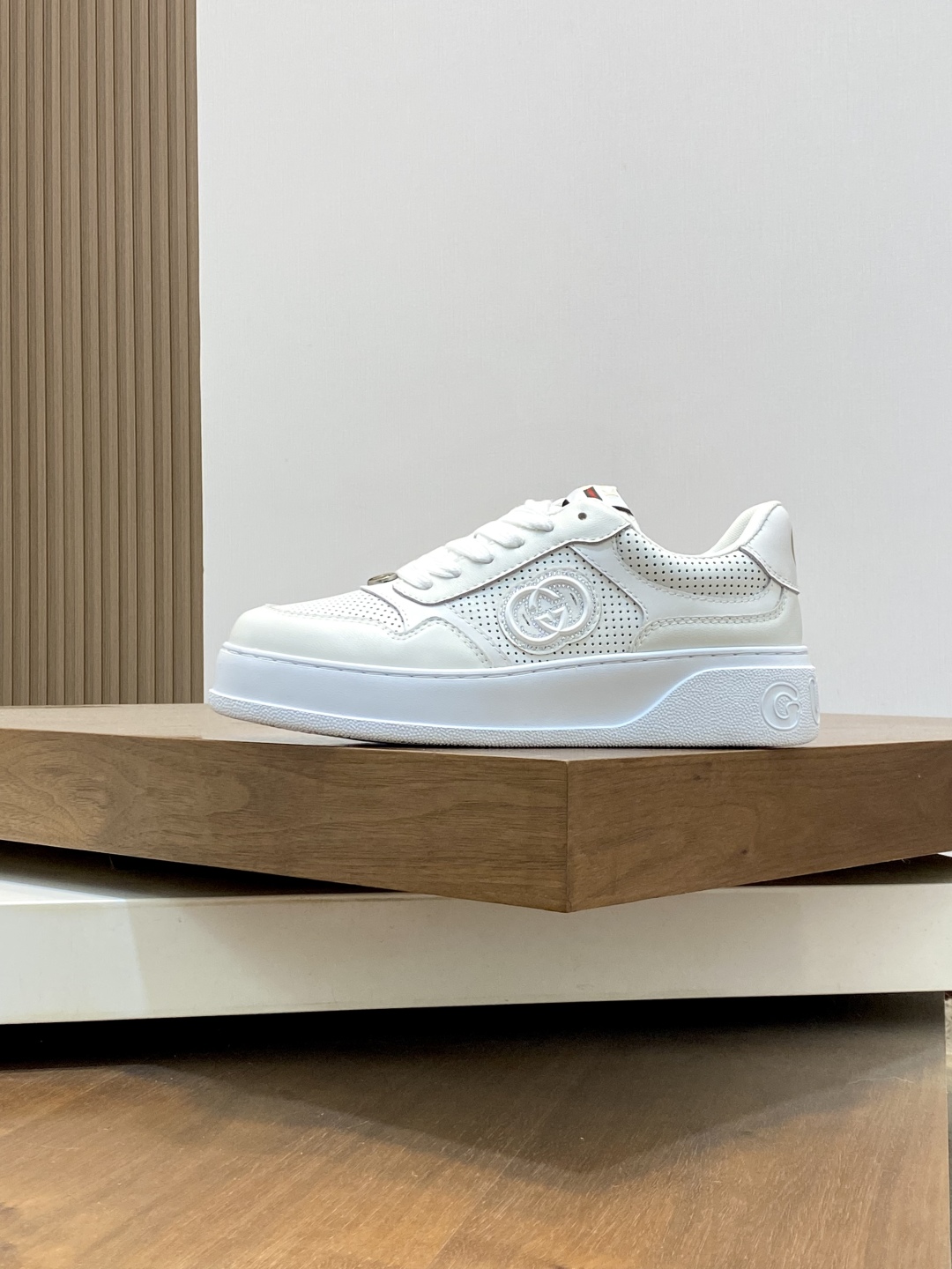 Gucci Leather Sneakers with Embroidered Logo - Premium Quality 3 cmp i1745254082864 207 0 1