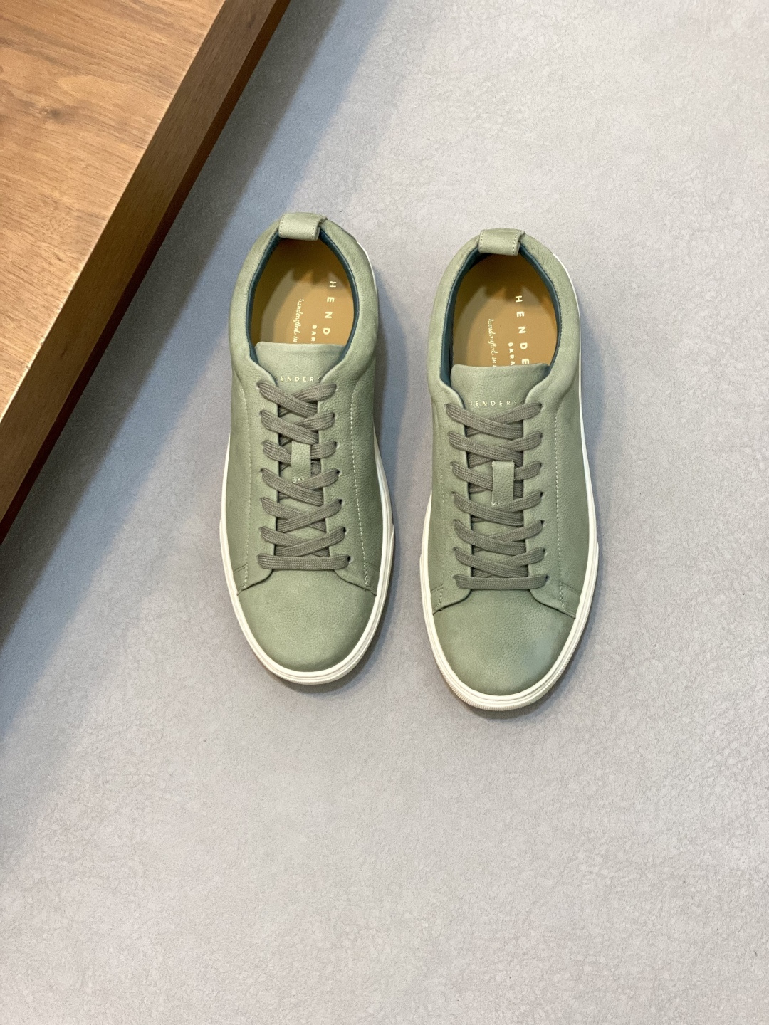 NO:338833,Henderson Italian brand casual sneakers, Henderson's shoes are not only comfortable, but also super versatile. Whether it is for workplace, date or casual travel, they can be perfectly adapted. Wearing it will not only relax your feet, but also enhance the overall look. Henderson is definitely worth a try!  Go and try it, believe me, you will be deeply impressed by its comfort!  This sports upper fabric is made of cowhide imported from Italy and is matched with ultra-light, elastic and environmentally friendly natural rubber TPU sole.size39-44 (customized by 38.45.46),,sneakers,cowhide19860909Henderson意大利品牌休闲运动鞋,Henderson的鞋履不仅舒适,还超级百搭.无论是职场、约会还是休闲出行,都能完美适配.穿上它,不仅能让你的脚部得到放松,还能提升整体造型感,Henderson绝对值得一试！快去试试吧,相信我,你会被它的舒适度深深折服的！此款运动鞋面料采用意大利进口牛皮,搭配超轻、高弹、环保的天然橡胶TPU鞋底.size39-44（38.45.46定制）,,sneakers,cowhide,Men's shoes