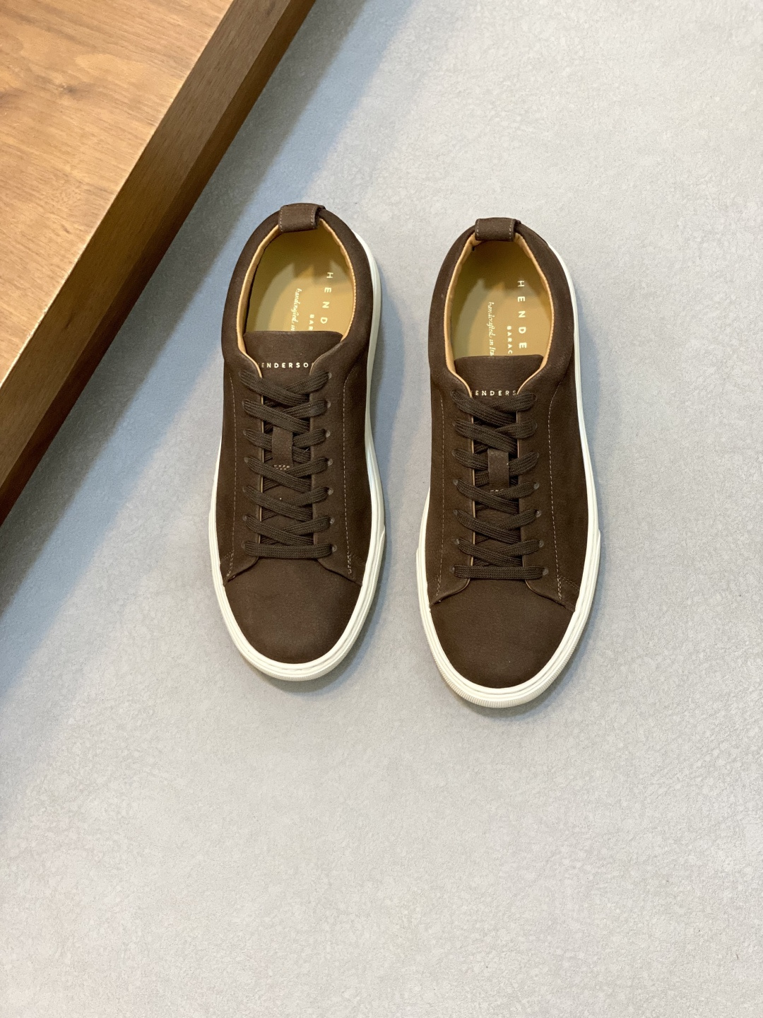 NO:223227,Henderson Italian brand casual sneakers, Henderson's shoes are not only comfortable, but also super versatile. Whether it is for workplace, date or casual travel, they can be perfectly adapted. Wearing it will not only relax your feet, but also enhance the overall look. Henderson is definitely worth a try!  Go and try it, believe me, you will be deeply impressed by its comfort!  This sports upper fabric is made of cowhide imported from Italy and is matched with ultra-light, elastic and environmentally friendly natural rubber TPU sole.size39-44 (customized by 38.45.46),,sneakers,cowhide19860909Henderson意大利品牌休闲运动鞋,Henderson的鞋履不仅舒适,还超级百搭.无论是职场、约会还是休闲出行,都能完美适配.穿上它,不仅能让你的脚部得到放松,还能提升整体造型感,Henderson绝对值得一试！快去试试吧,相信我,你会被它的舒适度深深折服的！此款运动鞋面料采用意大利进口牛皮,搭配超轻、高弹、环保的天然橡胶TPU鞋底.size39-44（38.45.46定制）,,sneakers,cowhide,Men's shoes