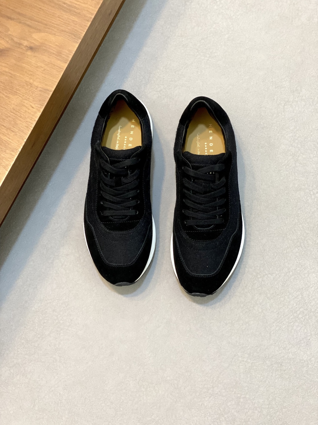 NO:223265,Henderson Italian brand casual sneakers, Henderson's shoes are not only comfortable, but also super versatile. Whether it is for workplace, date or casual travel, they can be perfectly adapted. Wearing it will not only relax your feet, but also enhance the overall look. Baby boys, if you are also looking for a pair of comfortable and beautiful shoes, Henderson is definitely worth a try!  Go and try it, believe me, you will be deeply impressed by its comfort!  This sports upper fabric uses high mercerized water-washed fur imported from Italy and pressed cowhide imported from Italy, and is paired with ultra-light, high elastic and environmentally friendly natural rubber TPU sole. size39-44 (customized by 38.45.46), sneakers, cowhide19860909Henderson意大利品牌休闲运动鞋,Henderson的鞋履不仅舒适,还超级百搭.无论是职场、约会还是休闲出行,都能完美适配.穿上它,不仅能让你的脚部得到放松,还能提升整体造型感. 宝子们,如果你也在寻找一双既舒适又好看的鞋子,Henderson绝对值得一试！快去试试吧,相信我,你会被它的舒适度深深折服的！此款运动鞋面料采用意大利进口高丝光水洗翻毛皮和意大利进口压摔牛皮,搭配超轻、高弹、环保的天然橡胶TPU鞋底.size39-44（38.45.46定制）,,sneakers,cowhide,Men's shoes