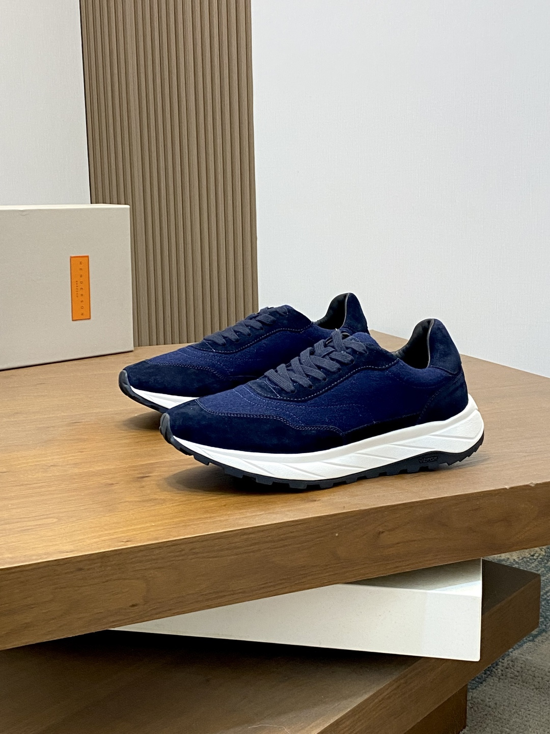 NO:280307,Henderson Italian brand casual sneakers, Henderson's shoes are not only comfortable, but also super versatile. Whether it is for workplace, date or casual travel, they can be perfectly adapted. Wearing it will not only relax your feet, but also enhance the overall look. Baby boys, if you are also looking for a pair of comfortable and beautiful shoes, Henderson is definitely worth a try!  Go and try it, believe me, you will be deeply impressed by its comfort!  This sports upper fabric uses high mercerized water-washed fur imported from Italy and pressed cowhide imported from Italy, and is paired with ultra-light, high elastic and environmentally friendly natural rubber TPU sole. size39-44 (customized by 38.45.46), sneakers, cowhide19860909Henderson意大利品牌休闲运动鞋,Henderson的鞋履不仅舒适,还超级百搭.无论是职场、约会还是休闲出行,都能完美适配.穿上它,不仅能让你的脚部得到放松,还能提升整体造型感. 宝子们,如果你也在寻找一双既舒适又好看的鞋子,Henderson绝对值得一试！快去试试吧,相信我,你会被它的舒适度深深折服的！此款运动鞋面料采用意大利进口高丝光水洗翻毛皮和意大利进口压摔牛皮,搭配超轻、高弹、环保的天然橡胶TPU鞋底.size39-44（38.45.46定制）,,sneakers,cowhide,Men's shoes