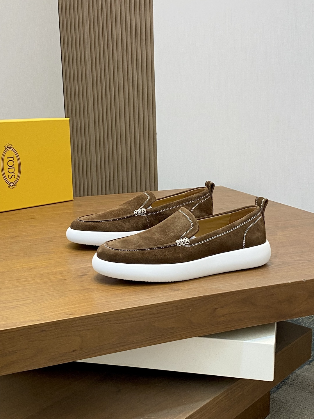 NO:280281,TOD'S leather sneakers This sneaker is made of reverse velvet cowhide, with one-step design, easy to put on and take off, ultra-light sole, cowhide inner lining, cowhide insole, and easy to illuminate daily style. Size 39-44 (45 customized),,,,,,,,,,,,sneakers,cowhide19860909TOD'S托德斯皮面运动鞋 本款运动鞋以反绒牛皮面制成,一脚蹬设计,方便穿脱,超轻鞋底,牛皮内里,牛皮鞋垫,轻松点亮日常造型. 码数39-44（45定做）,,,Tod's,sneakers,cowhide,Men's shoes