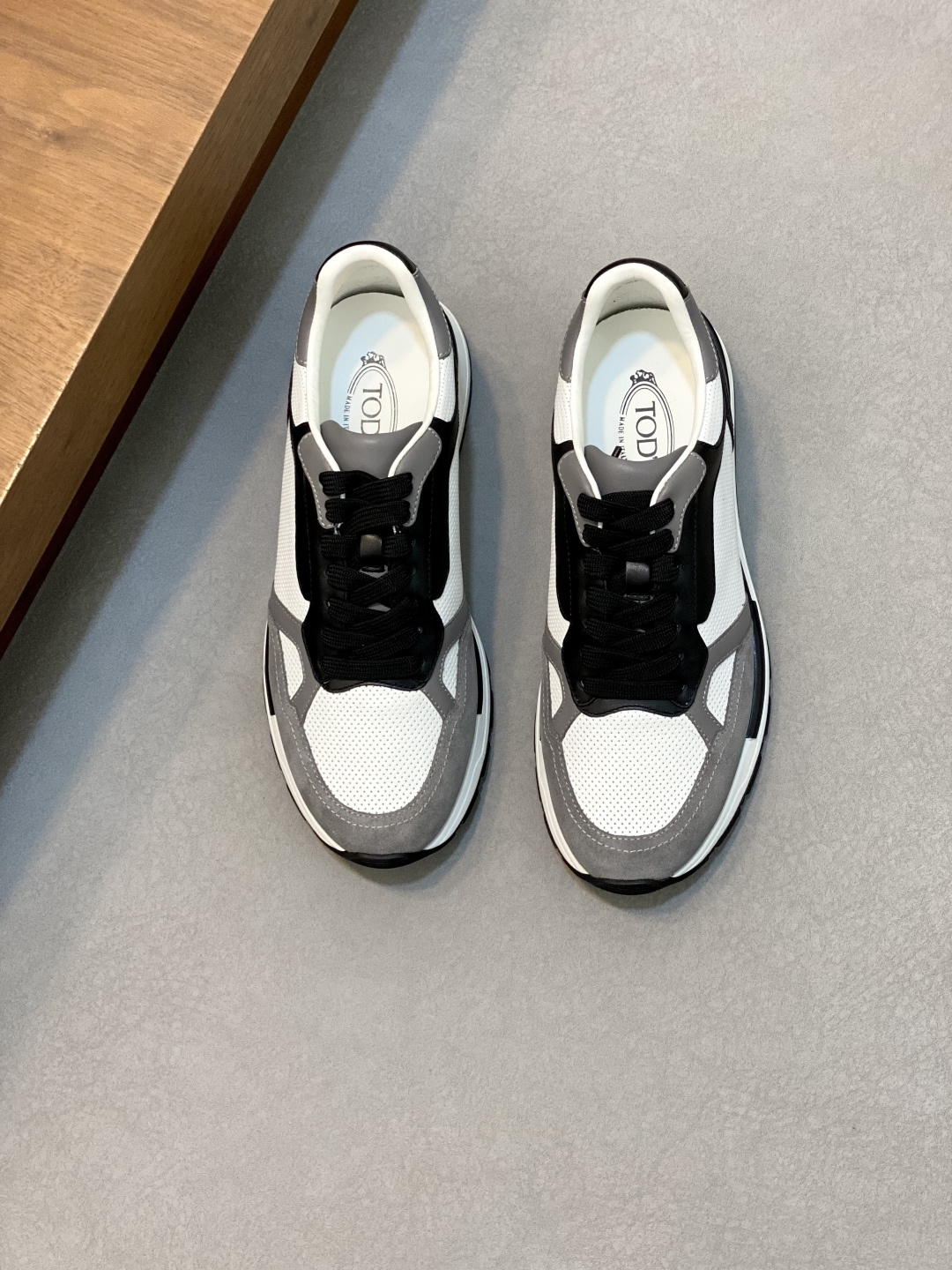 NO:338799,Brand TOD'S color original color matching Number of 38-44 standard size Price Material Todds men's new style casual shoes Original single quality, top layer cowhide, breathable Comfort Cowhide Inner cowhide foot pads, extremely strong leather texture Original outsole Comfortable footwear Lightweight, TOD'S casual shoes, Tod's, cowhide19860909品牌TOD'S 颜色原版配色 码数38-44标准码 价格 材质托德斯男士 新款 休闲鞋 原单品质、采用头层牛皮拼接搭配、透气 舒适 牛皮 内里牛皮垫脚、皮质感极强原版大底 上脚舒适 轻便,TOD'S 休闲鞋,Tod's,cowhide,Men's shoes