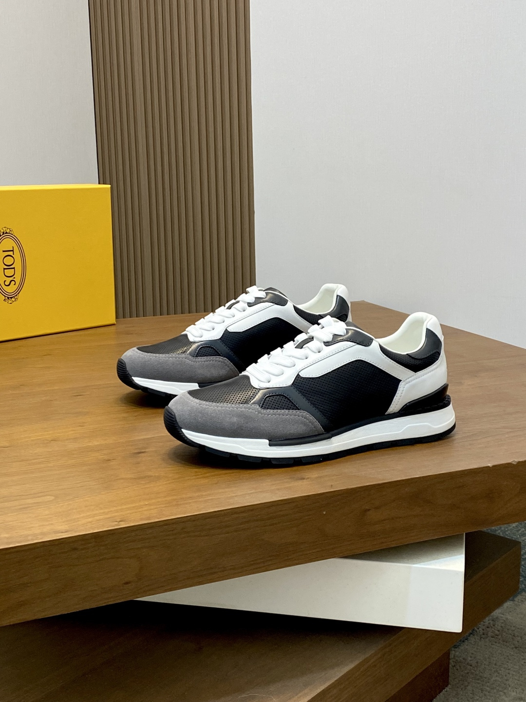 NO:280296,TOD* cowhide sneakers shipped!  A variety of leather splicing, casual and sports shoes, single calf leather fabric and reverse suede splicing, the brand's design elements are combined, and the inner part is made of full water dyed cowhide   mesh. It is delicate and soft, with a comfortable foot feeling, and a composite environmentally friendly outsole combination, with a strong three-dimensional feeling. This item is a high-end product in the brand series, and the official price is higher than other series styles!  Offer now in stock!  The first batch of small quantities!  38-44 Standard leather shoe size!  Tod's sneakers cowhide19860909TOD*牛皮运动鞋出货！多种皮革拼接搭配,休闲运动集合一体的鞋履,单品小牛皮面料加反绒面拼接搭配,该品牌的设计元素集合一身,内里采用全水染牛皮 网布.细腻柔软,脚感舒适,复合环保大底组合,立体感强烈,该单品是品牌系列里的高端产品,官方售价高于别的系列款式！现以现货发售！首批少量！38-44标准皮鞋号！,,Tod's,sneakers,cowhide,Men's shoes