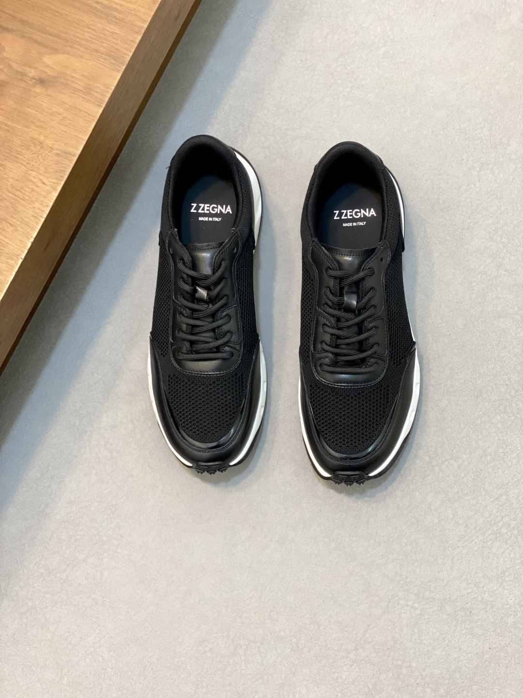 NO:222582,ZEGNA Men's Shoes Men's Sneakers!  Luxury casual shoes, the latest catwalk style is synchronized on the official website!  Zenia's famous tailored series of handmade triple stitching design, diamond-shaped punching on the upper, better breathability, strong grip, and ensure safety. The fabric is made of high-quality rapa cowhide, which is fashionable and fashionable. Lightweight foam and Vibrate special rubber sole combination, lightweight and not bulky on the upper foot. Anti-slip plates are added to the palm of the big sole, which is cold-resistant, anti-slip, and has strong grip!  Suitable for daily wear, sports hiking outdoors!  Leather shoes size: 39/40/41/42/43/44/ (45 customized) original box packaging   dust bag, Jenia casual shoes, zegna, sneakers, cowhide19860909ZEGNA杰尼亚男鞋男士运动鞋！奢华休闲鞋 最新走秀款官网同步！ 杰尼亚著名精裁系列手工三重缝线设计,鞋面菱形冲孔,透气性能更佳良好,强大的抓地力,确保安全性.面料采用优质拉帕牛皮,拼接时尚潮流.轻质发泡和Vibrate专用橡胶底组合,上脚轻便不显笨重,大底底掌加用防滑片,耐寒、防滑,抓地性强！适用于日常穿搭、运动徒步户外！ 皮鞋码数:39/40/41/42/43/44/（45订做）原盒包装 防尘袋,,杰尼亚 休闲鞋,zegna,sneakers,cowhide,Men's shoes