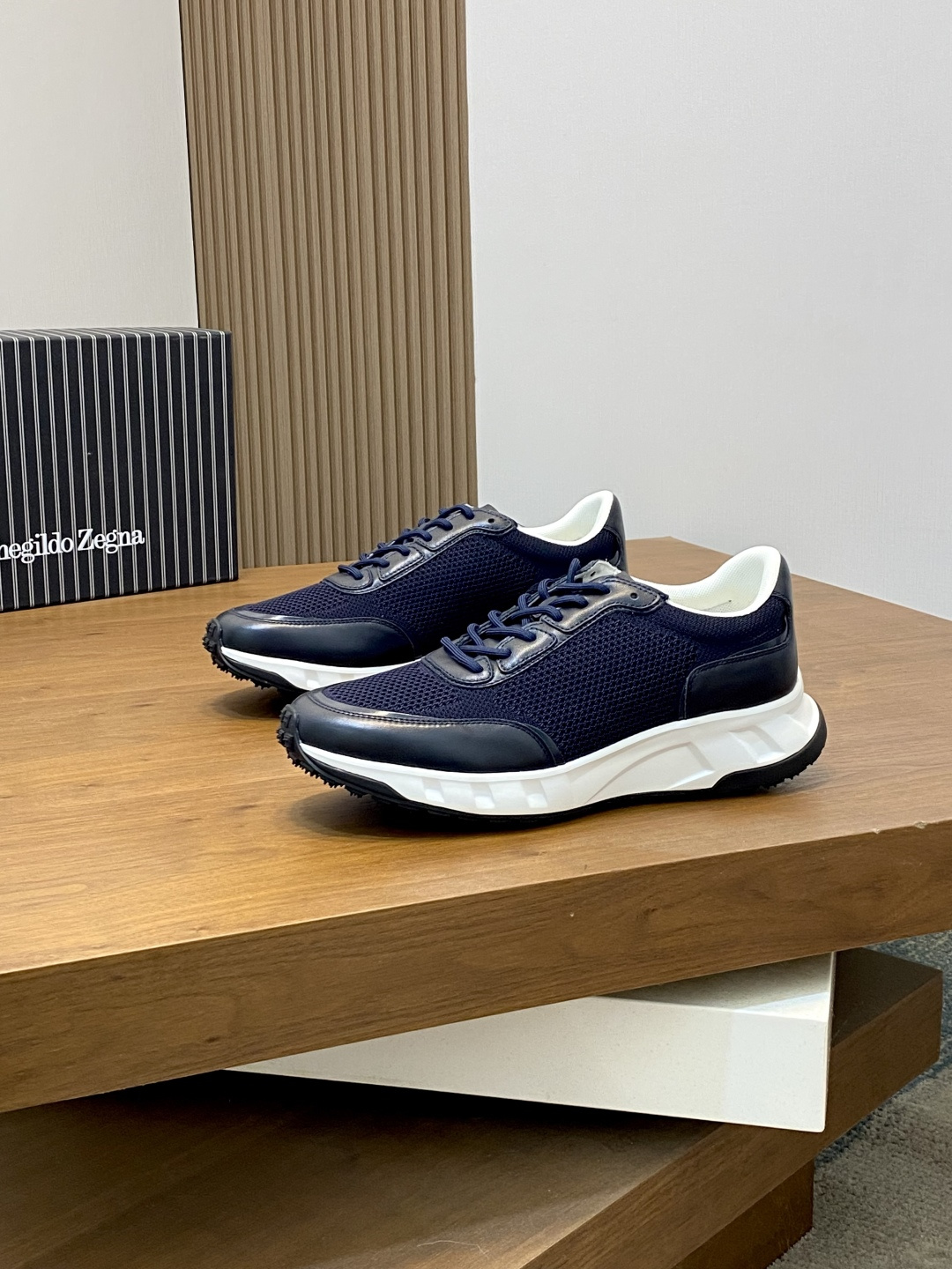 NO:280271,ZEGNA Men's Shoes Men's Sneakers!  Luxury casual shoes, the latest catwalk style is synchronized on the official website!  Zenia's famous tailored series of handmade triple stitching design, diamond-shaped punching on the upper, better breathability, strong grip, and ensure safety. The fabric is made of high-quality rapa cowhide, which is fashionable and fashionable. Lightweight foam and Vibrate special rubber sole combination, lightweight and not bulky on the upper foot. Anti-slip plates are added to the palm of the big sole, which is cold-resistant, anti-slip, and has strong grip!  Suitable for daily wear, sports hiking outdoors!  Leather shoes size: 39/40/41/42/43/44/ (45 can be customized) Original box packaging   dust bag, zegna, sneakers, cowhide19860909ZEGNA杰尼亚男鞋男士运动鞋！奢华休闲鞋 最新走秀款官网同步！ 杰尼亚著名精裁系列手工三重缝线设计,鞋面菱形冲孔,透气性能更佳良好,强大的抓地力,确保安全性.面料采用优质拉帕牛皮,拼接时尚潮流.轻质发泡和Vibrate专用橡胶底组合,上脚轻便不显笨重,大底底掌加用防滑片,耐寒、防滑,抓地性强！适用于日常穿搭、运动徒步户外！ 皮鞋码数:39/40/41/42/43/44/（45可以订做）原盒包装 防尘袋,,,zegna,sneakers,cowhide,Men's shoes