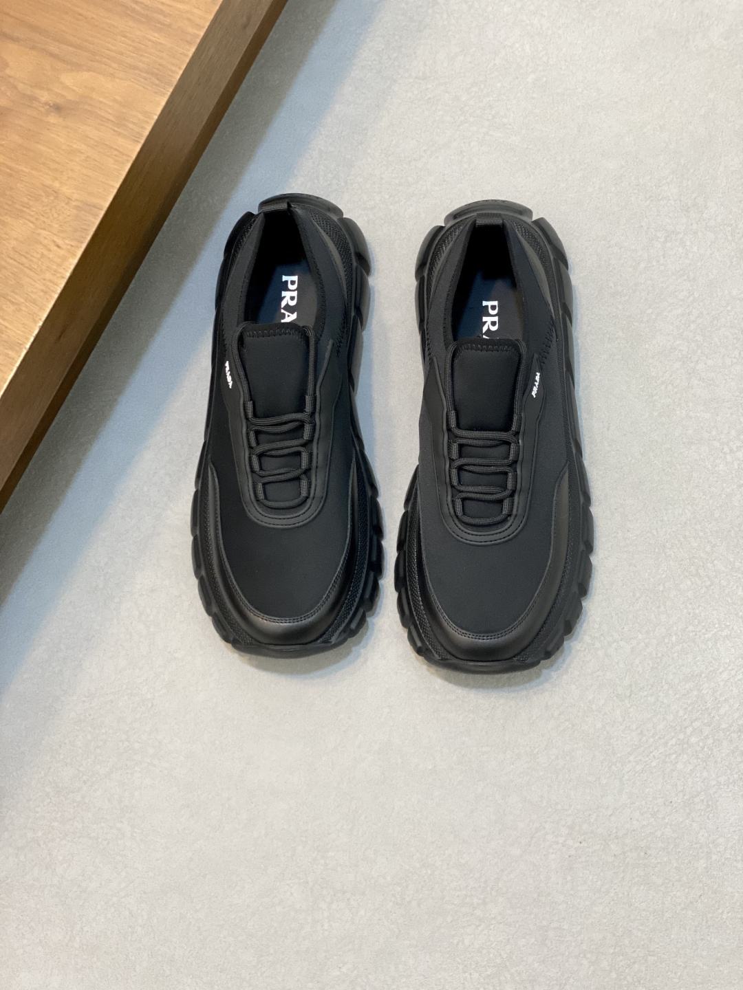 NO:338492,Brand P R A D A Color Original Color Code Number 39-44 Standard Code Price Material Prada New Product Original Single-Custom Low-top Casual Sports Shoes!  The upper is made of original soft cowhide with Prada logo cowhide inner lining. The original molded outsole of cowhide is made of high quality, worth owning. Prada, prada, sneakers, cowhide19860909品牌P R A D A 颜色原版配色 码数39-44标准码 价格 材质普拉达新品原单货低帮休闲运动鞋！鞋面采用原版柔软牛皮搭配普拉达标识牛皮内里 牛皮垫脚原版开模大底、高品质值得拥有,普拉达,prada,sneakers,cowhide,Men's shoes