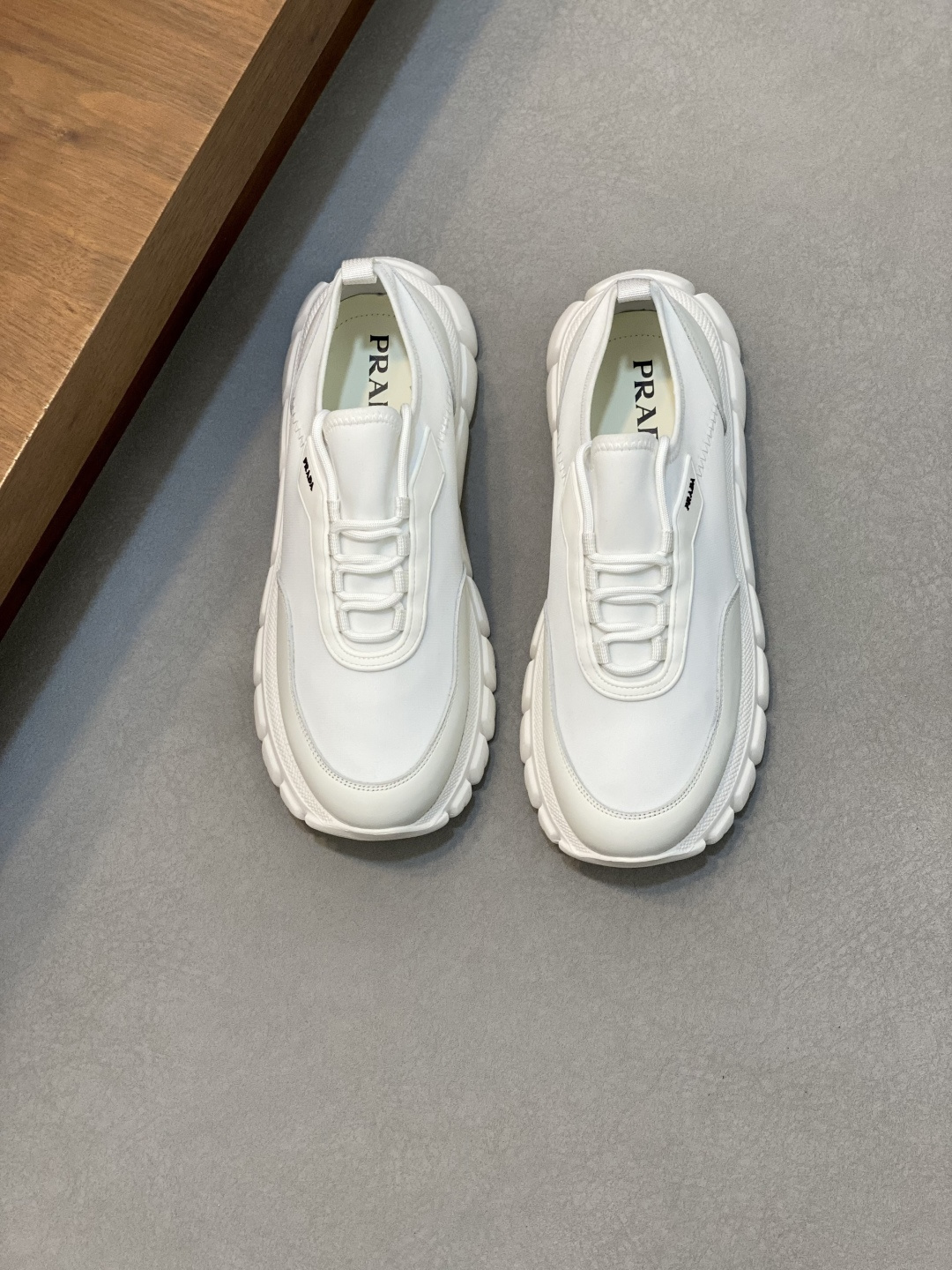 NO:280718,P Top Purchase Man's New Casual Sports Shoes, Special Offer Simultaneous Popularity, Uppers imported Italian cowhide fabric, exquisite hardware decoration, high-quality splicing craftsmanship must have, imported cowhide inner mats breathable and comfortable, water-dyeed cowhide mats Original sole is specially supplied with original sole, exclusive movable molding sole is super comfortable, original order goods, high quality, can enter and exit the counter at will, number of 39-44,,sneakers,cowhide19860909P 顶级代购 普 炸街男神新品休闲运动鞋,专柜同步人气爆款,鞋面意大利进口牛皮面料,精美五金装饰,高品质拼接工艺潮人必备,进口牛皮内里垫透气舒适,水染牛皮垫 鞋底原厂特供原版底,独家活动成型底超级舒适,原厂跟单货,高品质,可随意进出专柜,码数 39-44,,sneakers,cowhide,Men's shoes