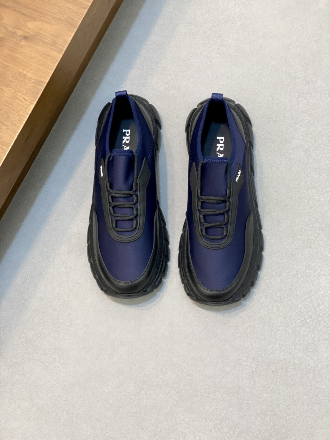 NO:223233,Brand P R A D A Color Original Color Code Number 39-44 Standard Code Price Material Prada New Product Original Single-Custom Low-top Casual Sports Shoes!  The upper is made of original soft cowhide with Prada logo cowhide inner lining. The original molded outsole of cowhide is made of high quality, worth owning. Prada, prada, sneakers, cowhide19860909品牌P R A D A 颜色原版配色 码数39-44标准码 价格 材质普拉达新品原单货低帮休闲运动鞋！鞋面采用原版柔软牛皮搭配普拉达标识牛皮内里 牛皮垫脚原版开模大底、高品质值得拥有,普拉达,prada,sneakers,cowhide,Men's shoes