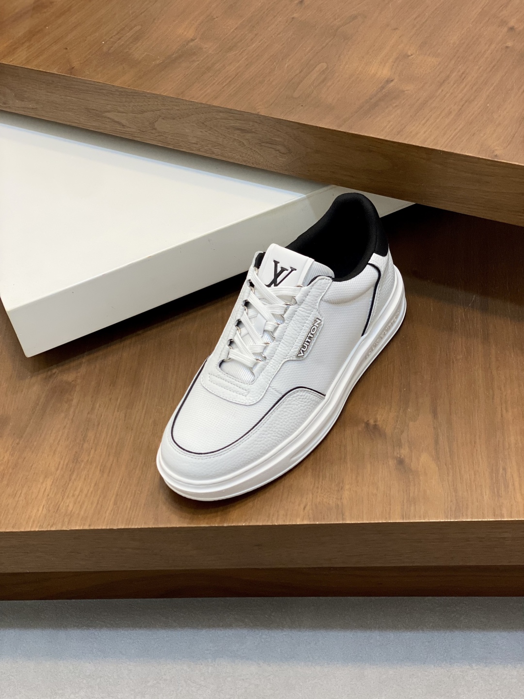 Louis Vuitton Men's White Leather Monogram Lightweight Casual Sneakers 7 cmp i1745426742597 5737 0 5