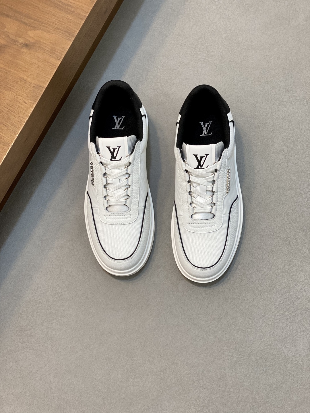 Louis Vuitton Men's White Leather Monogram Lightweight Casual Sneakers 2 cmp i1745426742607 2881 0 0