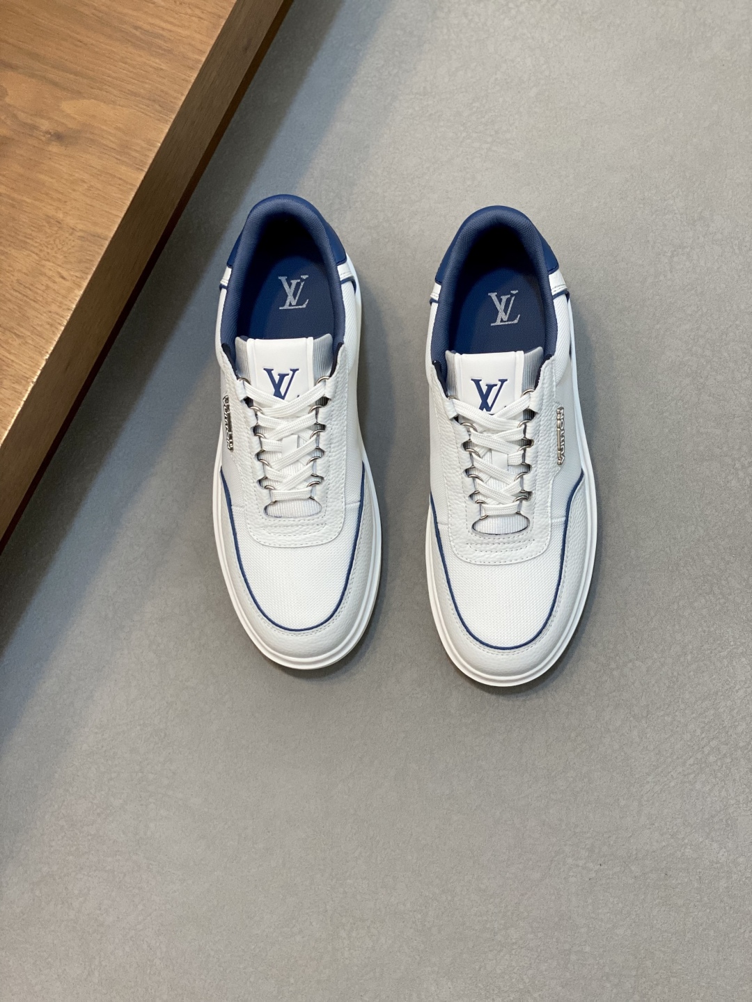 Louis Vuitton Men's White Leather Monogram Sneakers Casual Shoes size 38-44 2 cmp i1745426782515 6771 0 0