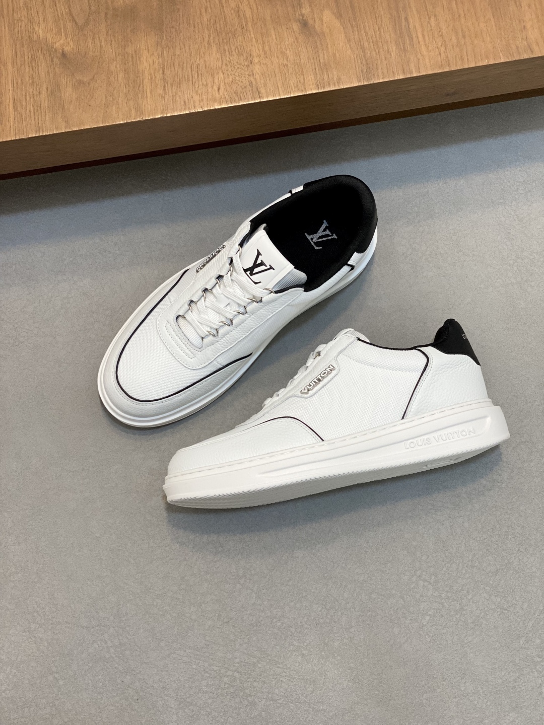 Louis Vuitton Men's White Leather Monogram Lightweight Casual Sneakers 6 cmp i1745430145039 475 0 4