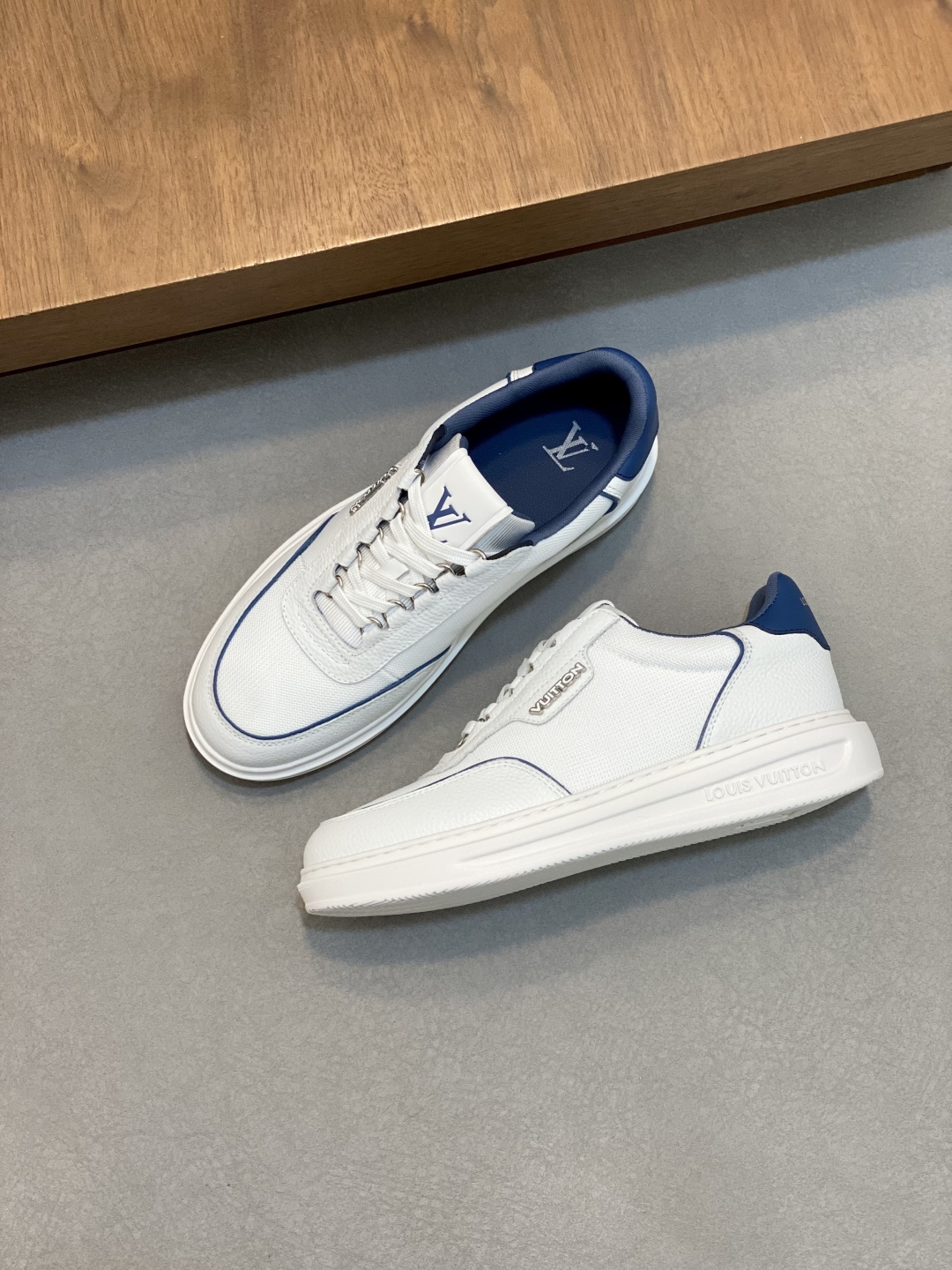 Louis Vuitton Men's White Leather Monogram Sneakers Casual Shoes size 38-44 6 cmp i1745430172689 504 0 4