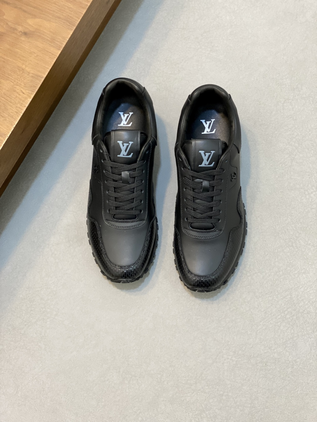 NO:338031,Brand LOUIS VUITTON original color matching code number 39-44 customized 38.45 price Material new Louis Vuitton casual shoes!  Original single-quality Labon craft upper is made of soft cowhide, cowhide inner cowhide, fashionable cowhide footbed style, simple and atmospheric original outsole, Louis Vuitton, louis vuitton, louis vuitton, cowhide19860909品牌LOUIS VUITTON 颜色原版配色 码数39-44定做38.45 价格 材质路易威登新款 休闲鞋！原单品质拉邦工艺鞋面采用柔软牛皮拼接 牛皮内里 牛皮垫脚版型时尚 简单大气原版大底,路易威登,louis vuitton,louis vuitton,cowhide,Men's shoes