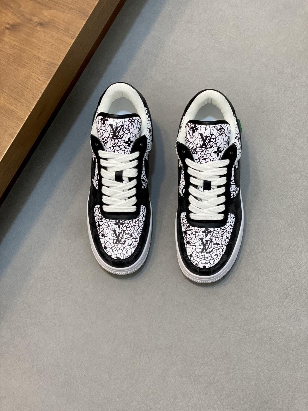 NO:338141,Brand LV·NiKe color original color matching code number 39-44 customized 38.45. Price Material Louis Vuitton·Nike counter new casual shoes!  The Louis Vuitton x x Nike co-branded model basically continues the style of THE TEN. The visual effects of the Swoosh car line and shoe tongue label are quite familiar, and they have both fashion and trendy attributes!  The upper is made of original material and original rubber outsole. Welcome to compare, Louis Vuitton, louis vuitton, louis vuitton, louis vuitton, stuart weitzman19860909品牌LV·NiKe 颜色原版配色 码数39-44定做38.45. 价格 材质路易威登·耐克专柜新品休闲鞋！Louis Vuitton x x Nike 联名款,设计思路基本上是延续 THE TEN 的风格,Swoosh 车线、鞋舌标签视觉效果相当熟悉,兼具时尚与潮流属性！鞋面采用原版材质,原版橡胶大底 欢迎对比,路易威登,louis vuitton,louis vuitton,louis vuitton,stuart weitzman,Men's shoes