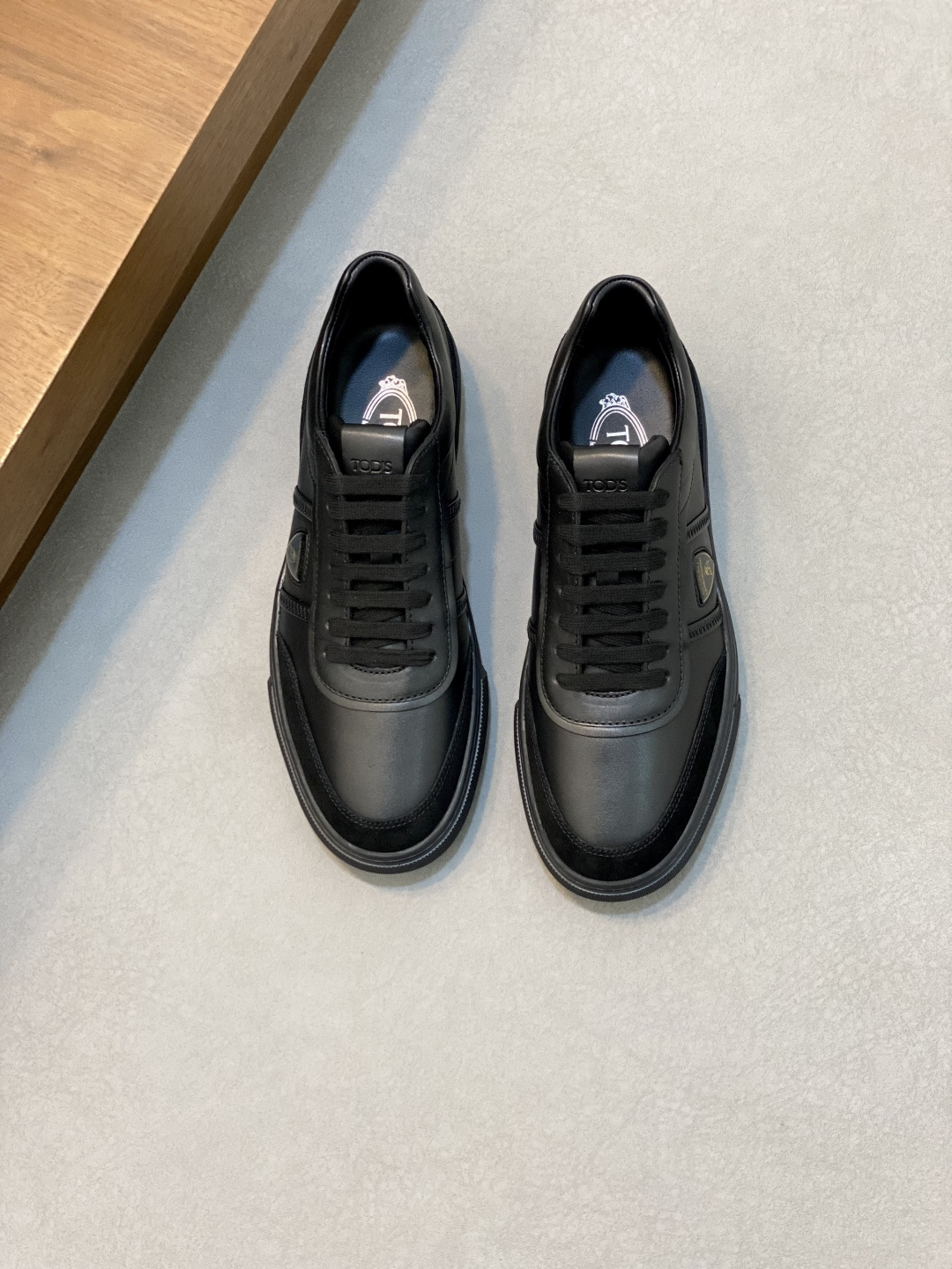 NO:222688,Brand TOD'S original color matching Size 39-44 Customized 45 Price Material Todds Men's New Style Casual Shoes Original single quality, men's sneakers Upper is made of cowhide, cowhide inner cowhide cushion This TOD'S sneakers attract attention with a novel design, and rubber beans show the traditional elements of the brand. Made of suede leather with smooth leather, sewn fabric, soft touch, and TOD'S logo, rubber outsole, TOD'S casual shoes, Tod's, sneakers, cowhide19860909品牌TOD'S 颜色原版配色 码数39-44定做45 价格 材质托德斯 男士 新款 休闲鞋 原单品质、男士运动鞋 鞋面采用 牛皮拼接制作 牛皮内里 牛皮垫脚 本款TOD'S 运动鞋以新颖设计吸引眼球,橡胶豆豆尽显品牌传统元素.绒面皮革拼光滑皮革制成,拼缝织物,触感柔软,侧边饰以TOD'S 标识、橡胶大底,TOD'S 休闲鞋,Tod's,sneakers,cowhide,Men's shoes