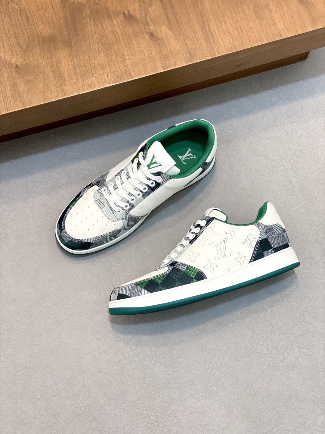 Louis Vuitton Men's Nappa Leather Sneakers with Checkered Trim - Sizes 38-44 6 cmp i1745684876790 2571 0 4