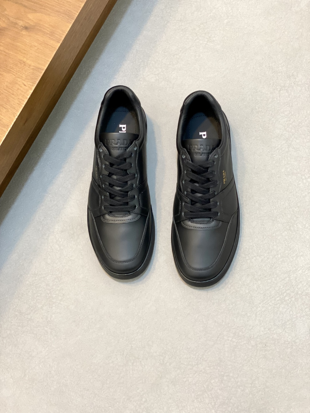 NO:223324,Brand PRADA color original color matching code number 39-44 standard code price Material Prada new product original single-stock low-top casual shoes!  The upper is made of cowhide with cloth Prada logo cowhide inner lining. The original molded sole of cowhide is opened, high quality worth owning. Prada, prada, prada, cowhide19860909品牌PRADA 颜色原版配色 码数39-44标准码 价格 材质普拉达新品原单货低帮 休闲鞋！鞋面采用牛皮配布普拉达标识牛皮内里 牛皮垫脚原版开模大底、高品质值得拥有,普拉达,prada,prada,cowhide,Men's shoes