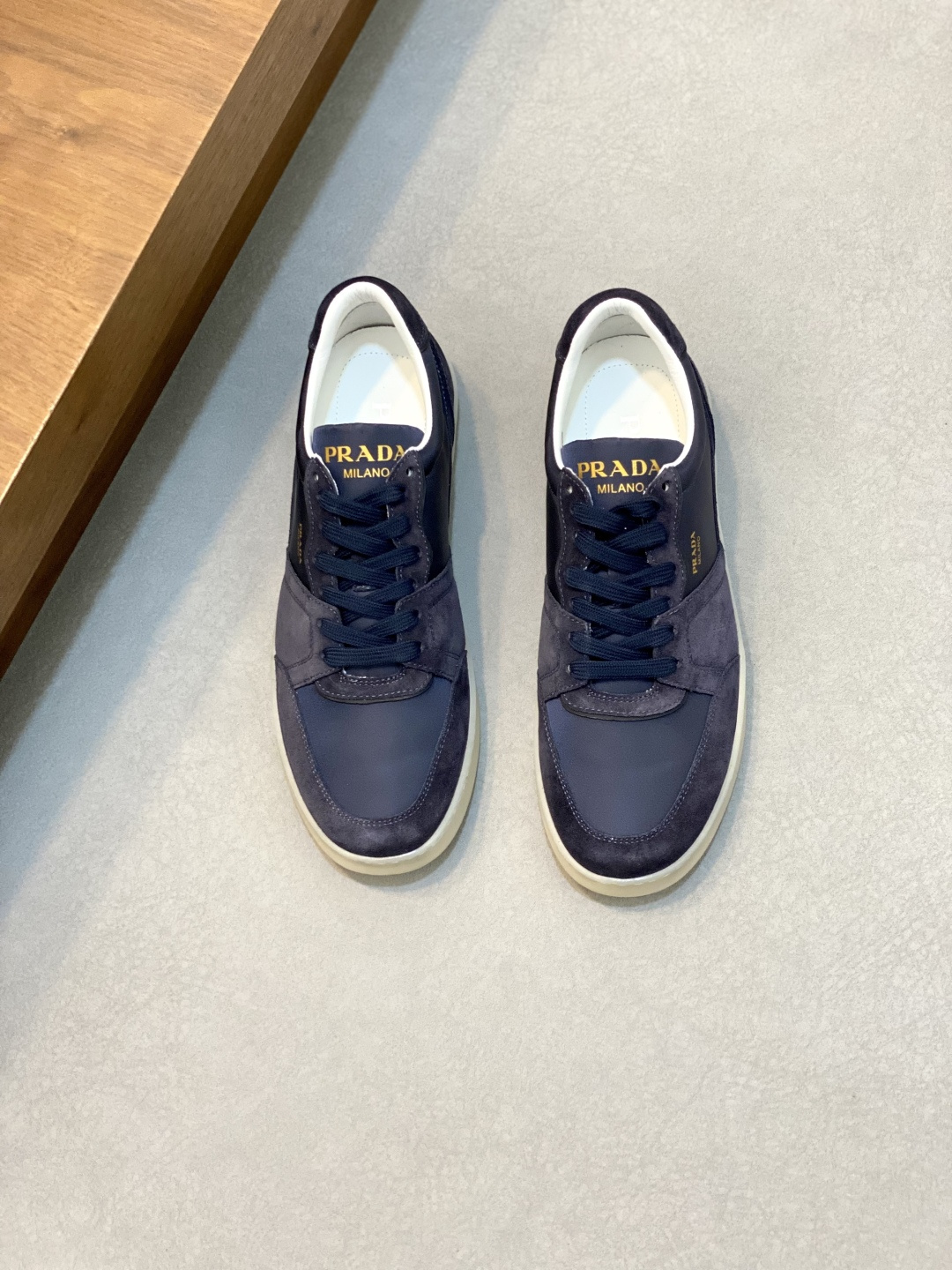 NO:338832,Brand PRADA color original color matching code number 39-44 standard code price Material Prada new product original single-stock low-top casual shoes!  The upper is made of cowhide with cloth Prada logo cowhide inner lining. The original molded sole of cowhide is opened, high quality worth owning. Prada, prada, prada, cowhide19860909品牌PRADA 颜色原版配色 码数39-44标准码 价格 材质普拉达新品原单货低帮 休闲鞋！鞋面采用牛皮配布普拉达标识牛皮内里 牛皮垫脚原版开模大底、高品质值得拥有,普拉达,prada,prada,cowhide,Men's shoes