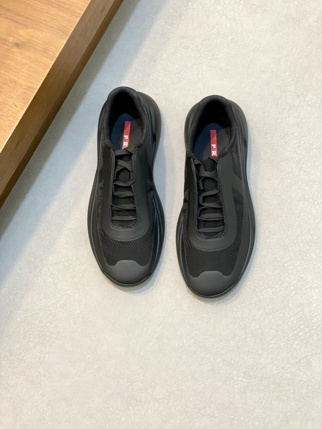 NO:280887,Prada America's Cup Recycled Nylon and Bike Fabric Sneakers This recycled nylon sneaker is practical and innovative, with a modern feature, and is paired with a lightweight sole that incorporates minimalist detailed design. Upper embellished with thermo-locking glue decoration Silk-printed Prada logo Nylon straps TPU sole, made of ultra-light foam rubber filling material Rubber pattern texture Sole height 40mm Removable overlay fabric insole Size 39-45,,prada,sneakers19860909Prada 美洲杯再生尼龙和Bike织物运动鞋 这款再生尼龙运动鞋兼具实用性与创新性,富有现代特色,搭配轻便的鞋底,融入极简主义细节设计. 鞋面点缀锁温压胶装饰 丝网印花Prada徽标 尼龙带环鞋带 TPU鞋底,采用超轻质发泡橡胶填充材料 橡胶图案纹路 鞋底高度40毫米 可拆卸覆织物鞋垫 Size 39-45,,prada,sneakers,Men's shoes