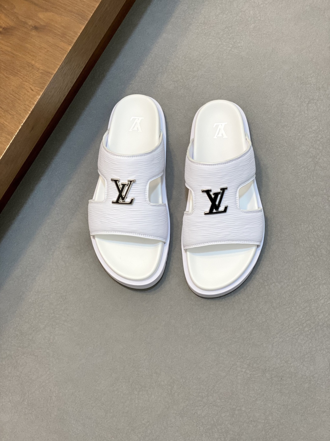 NO:222820,# Louis Vuitton Bread Drag Another hit latest LV is the peak of the super popular presbyterian slippers. The foot feel of soft and comfortable. The Velcro design is wide and can make your feet look thin and beautiful. The favorite in summer. This design is so fashionable. The cool style can also be matched!  !  SIZE39-44, Louis Vuitton-slippers-sandals, louis vuitton, louis vuitton, sandals, slippers19860909# 路易威登面包拖 又一爆款最新 LV一出即巅峰的超爆款的老花拖鞋面包的脚感 软绵绵的超舒服 魔术贴的设计宽宽的可以显的脚好瘦好好看 夏天最爱 这个设计太时尚了 酷酷的风格也可以搭配！！SIZE39-44,路易威登-拖鞋-凉鞋,louis vuitton,louis vuitton,sandals,slippers,Men's shoes