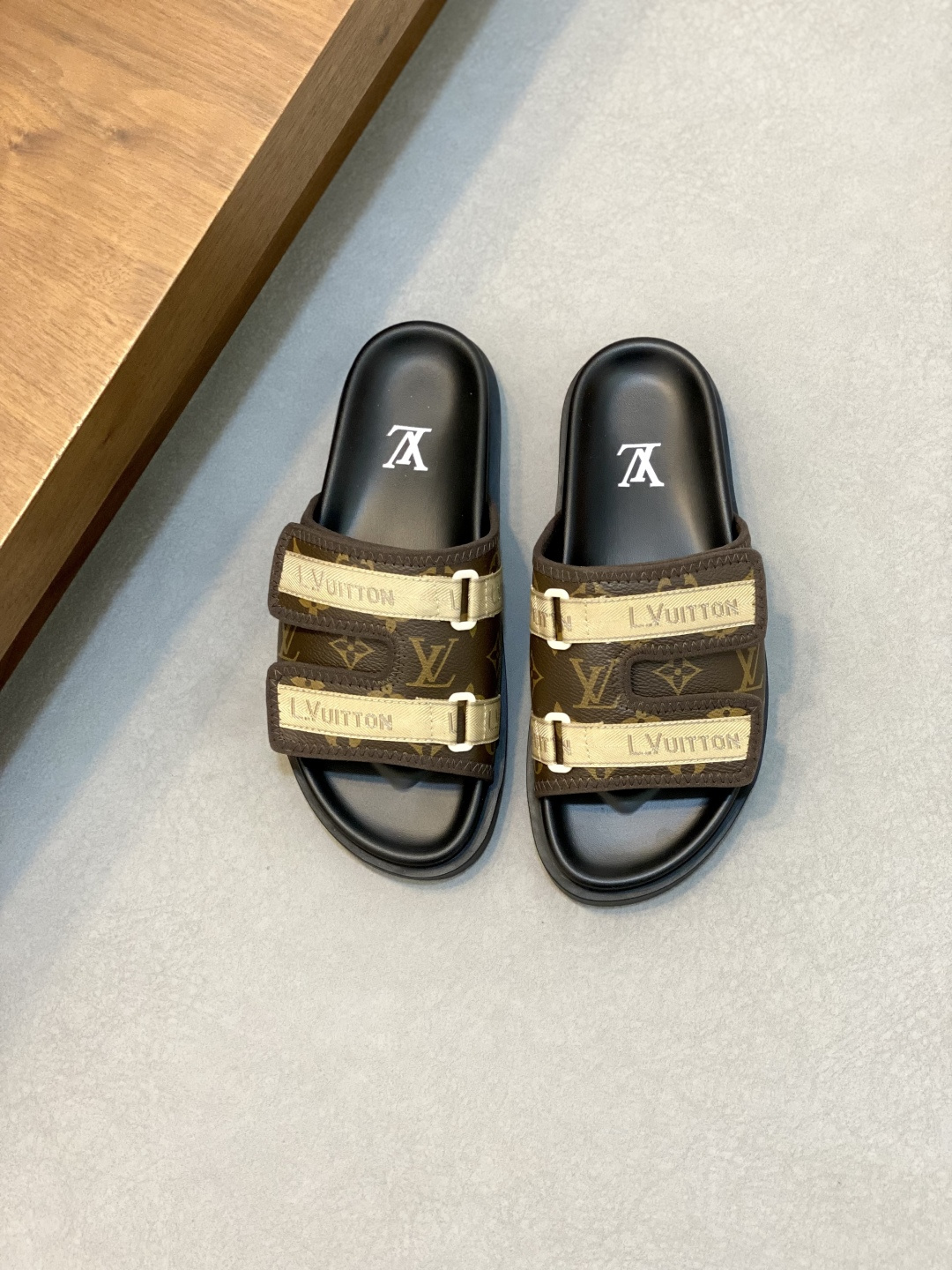 NO:338299,# Louis Vuitton Bread Drag Another hit latest LV is the peak of the super popular presbyterian slippers. The foot feel of soft and comfortable. The Velcro design is wide and can make your feet look thin and beautiful. The favorite in summer. This design is so fashionable. The cool style can also be matched!  !  SIZE39-44, Louis Vuitton-slippers-sandals, louis vuitton, louis vuitton, sandals, slippers19860909# 路易威登面包拖 又一爆款最新 LV一出即巅峰的超爆款的老花拖鞋面包的脚感 软绵绵的超舒服 魔术贴的设计宽宽的可以显的脚好瘦好好看 夏天最爱 这个设计太时尚了 酷酷的风格也可以搭配！！SIZE39-44,路易威登-拖鞋-凉鞋,louis vuitton,louis vuitton,sandals,slippers,Men's shoes