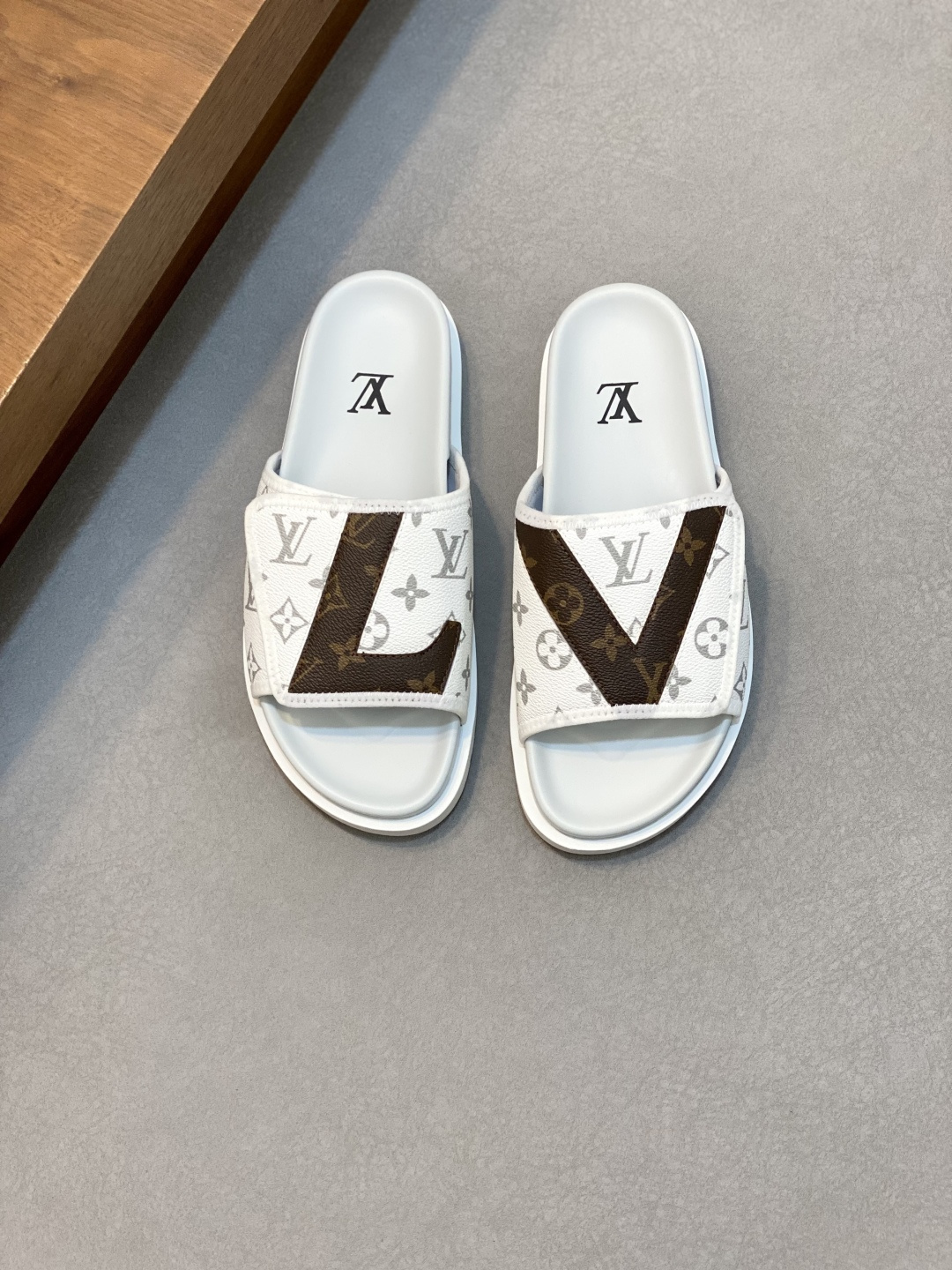 NO:222797,# Louis Vuitton Bread Drag Another hit latest LV is the peak of the super popular presbyterian slippers. The foot feel of soft and comfortable. The Velcro design is wide and can make your feet look thin and beautiful. The favorite in summer. This design is so fashionable. The cool style can also be matched!  !  SIZE39-44, Louis Vuitton-slippers-sandals, louis vuitton, louis vuitton, sandals, slippers19860909# 路易威登面包拖 又一爆款最新 LV一出即巅峰的超爆款的老花拖鞋面包的脚感 软绵绵的超舒服 魔术贴的设计宽宽的可以显的脚好瘦好好看 夏天最爱 这个设计太时尚了 酷酷的风格也可以搭配！！SIZE39-44,路易威登-拖鞋-凉鞋,louis vuitton,louis vuitton,sandals,slippers,Men's shoes