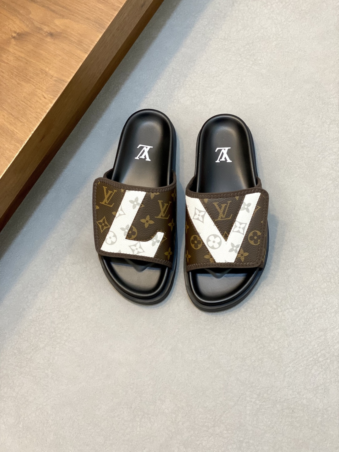 NO:283435,# Louis Vuitton Bread Drag Another hit latest LV is the peak of the super popular presbyterian slippers. The foot feel of soft and comfortable. The Velcro design is wide and can make your feet look thin and beautiful. The favorite in summer. This design is so fashionable. The cool style can also be matched!  !  SIZE39-44, louis vuitton,louis vuitton,slippers19860909# 路易威登面包拖 又一爆款最新 LV一出即巅峰的超爆款的老花拖鞋面包的脚感 软绵绵的超舒服 魔术贴的设计宽宽的可以显的脚好瘦好好看 夏天最爱 这个设计太时尚了 酷酷的风格也可以搭配！！SIZE39-44,,louis vuitton,louis vuitton,slippers,Men's shoes