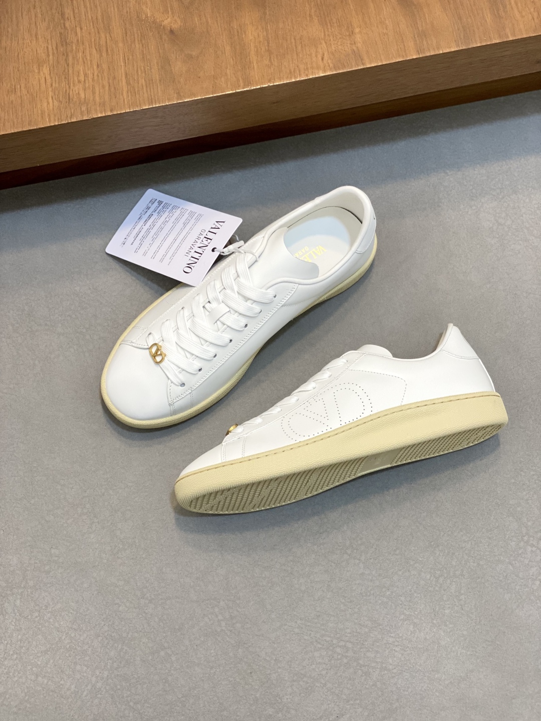 Valentino Garavani White Leather Sneakers with Gold-Tone Logo, Size 39-44 6 cmp i1746289635275 8449 0 4