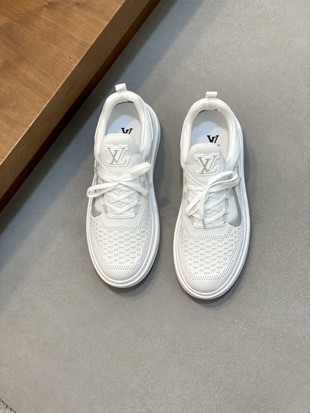 NO:284729,【Louis Vuitton】Louis Vuitton - High-end quality Original single - Upper brand flying weaving cloth, brand plastic module, shoe tongue, shoe body. Injection molded brand logo totem - Neil brand canvas - Outsole ultra-light TPU foam; molded outsole - Ultra-high quality control, fine workmanship highlighted (high-end, noble, grade) - Size 39-44 (38,45, custom made)·,,louis vuitton,louis vuitton19860909【Louis Vuitton】路易威登 -高端品质 原单 -鞋面品牌飞织布匹、品牌塑胶模块、鞋舌.鞋身.注塑品牌logo图腾 -内里品牌帆布 -大底超轻TPU发泡；成型大底 -超高品控·做工精细凸显(高端·贵气·档次) -Size 39-44（38,45,可订做)·,,louis vuitton,louis vuitton,Men's shoes