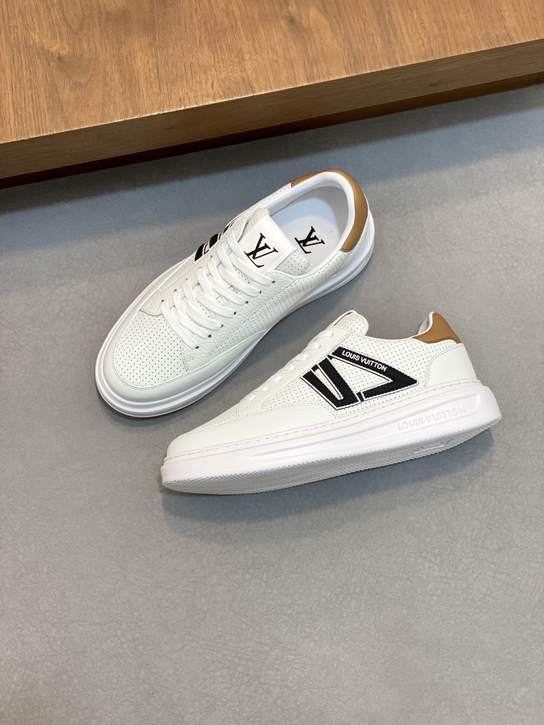 Louis Vuitton Men's White Leather Sneakers Casual Shoes Size 39-44 6 cmp i1746548176741 1732 0 4