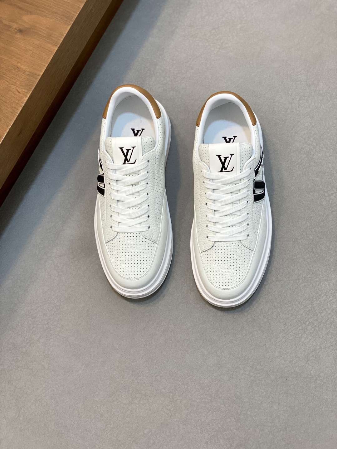 Louis Vuitton Men's White Leather Sneakers Casual Shoes Size 39-44 1 Louis Vuitton Men's White Leather Sneakers Casual Shoes Size 39-44