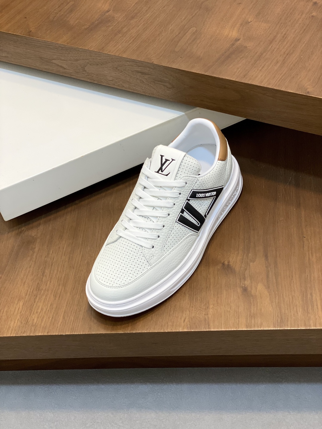 Louis Vuitton Men's White Leather Sneakers Casual Shoes Size 39-44 7 cmp i1746551395855 8824 0 5