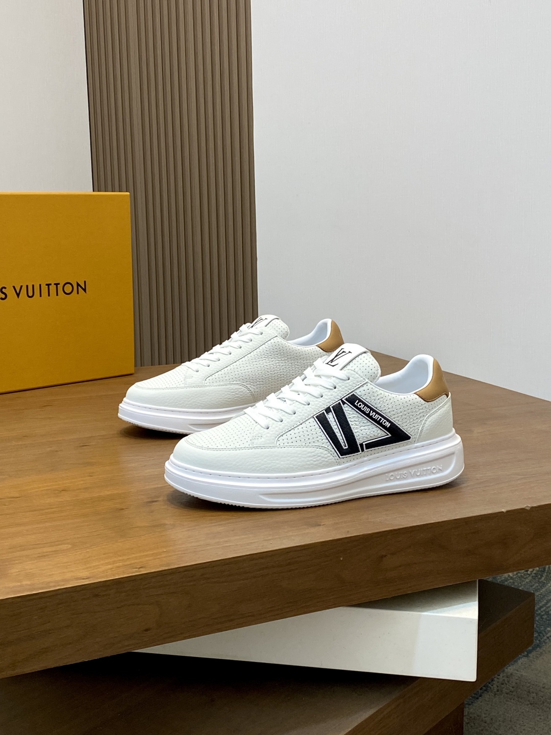 Louis Vuitton Men's White Leather Sneakers Casual Shoes Size 39-44 4 cmp i1746551395856 3022 0 2