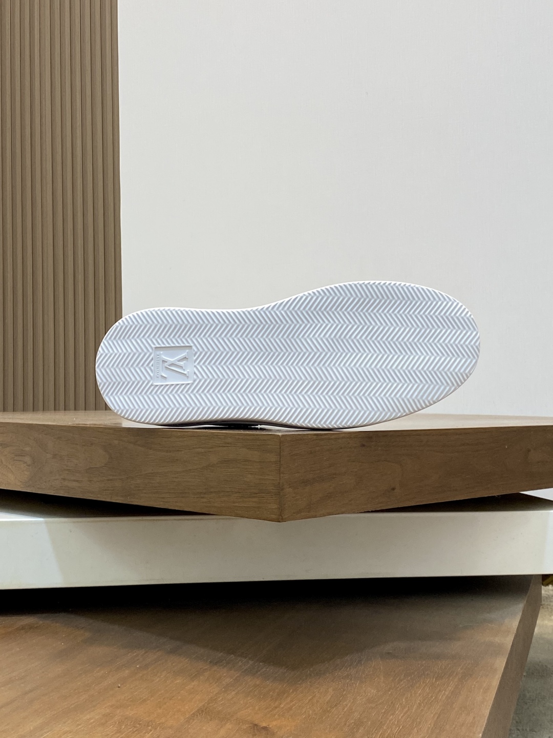 Louis Vuitton Men's White Leather Low-Top Sneakers, Sizes 39-44 10 cmp i1746551431556 9175 0 8